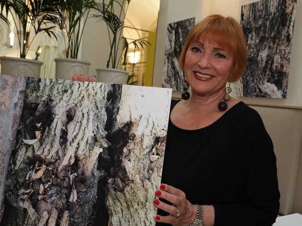 Chris Lohner zeigte am Freitag ihre Fotoausstellung FINDUNGEN.