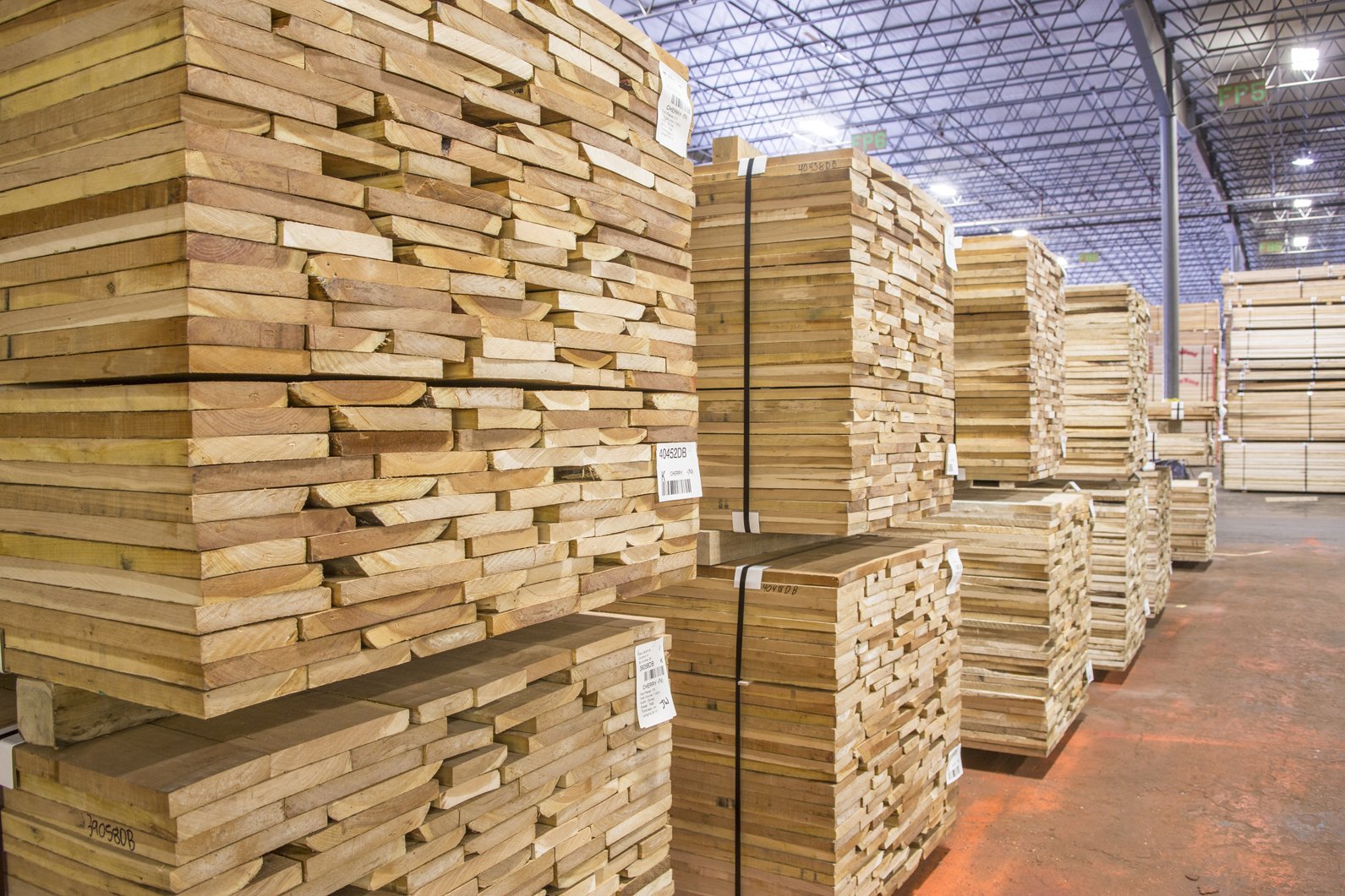 Im Produktbereich Furniere gehören Amerikanische Walnuss, Amerikanischer Kirschbaum und Birke zu den Standardfurnieren. 