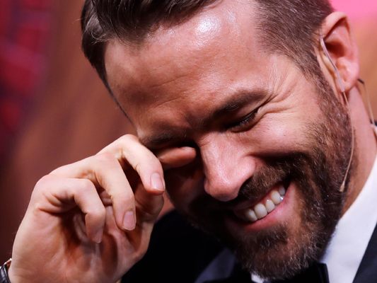 Deadpool ist über den Eurovision Song Contest "verärgert". Deadpool ist über den Eurovision Song Contest "verärgert".