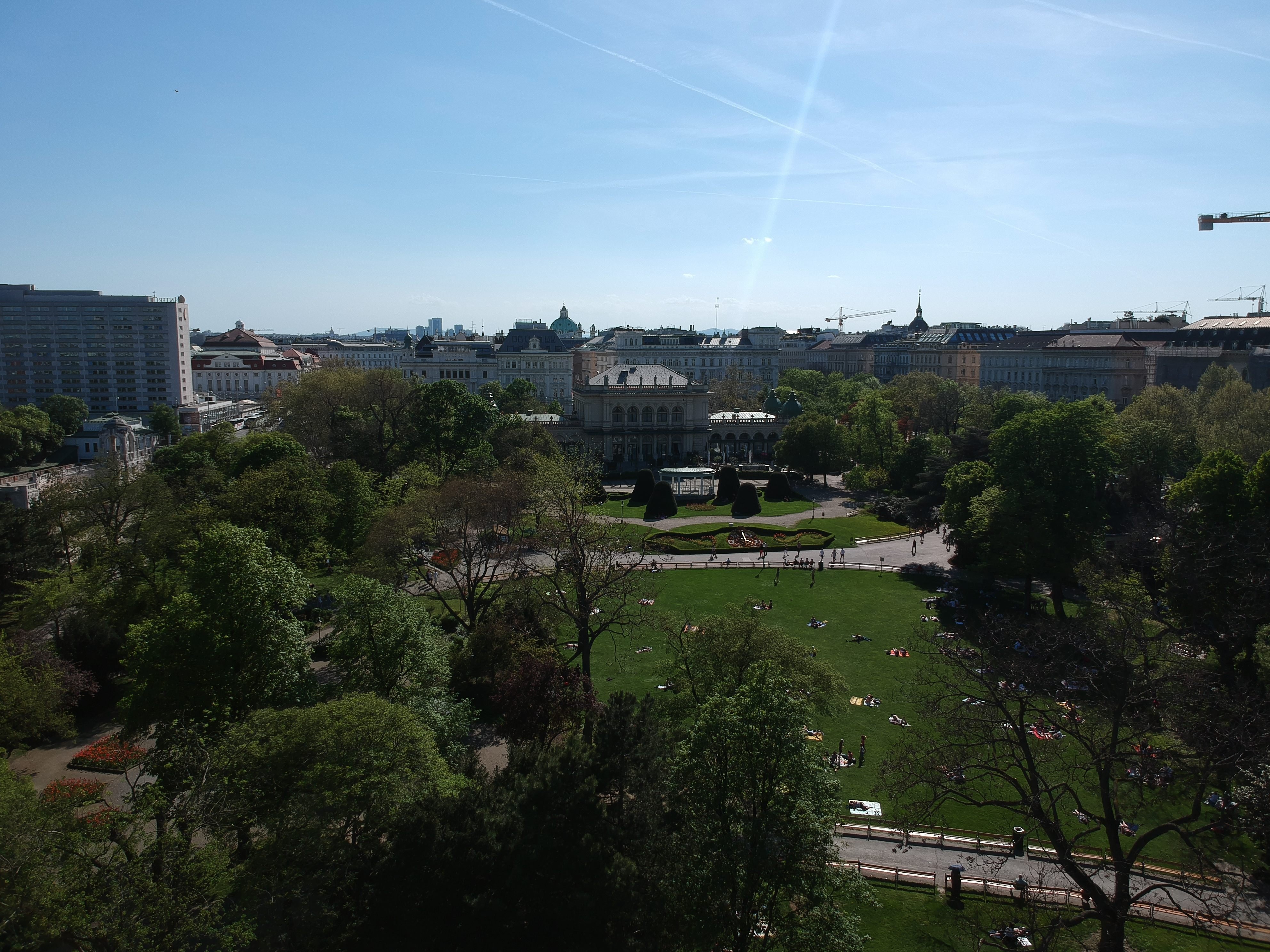 Drohnenflug über den Wiener Stadtpark. Drohnenflug über den Wiener Stadtpark.