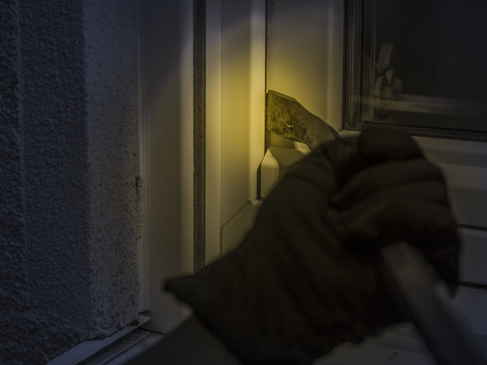 Der Einbrecher wurde von einem Hausbewohner erwischt.