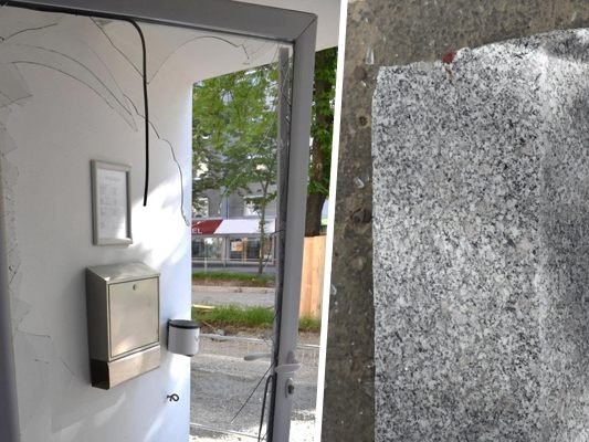 Der Mann schlug die Glastür mit einem Pflasterstein ein. Der Mann schlug die Glastür mit einem Pflasterstein ein.