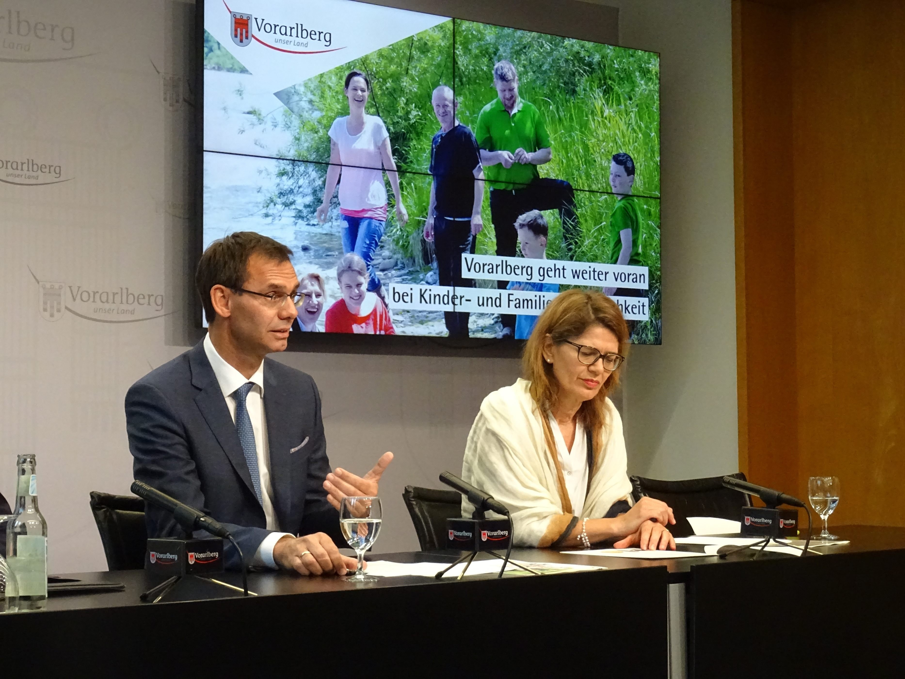 Landeshauptmann Markus Wallner mit Heike Mennel-Kopf (Fachbereich Jugend und Familie des Landes Vorarlberg) im Pressefoyer. Landeshauptmann Markus Wallner mit Heike Mennel-Kopf (Fachbereich Jugend und Familie des Landes Vorarlberg) im Pressefoyer.