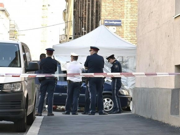 Die Frau wurde auf offener Straße niedergestochen. Die Frau wurde auf offener Straße niedergestochen.