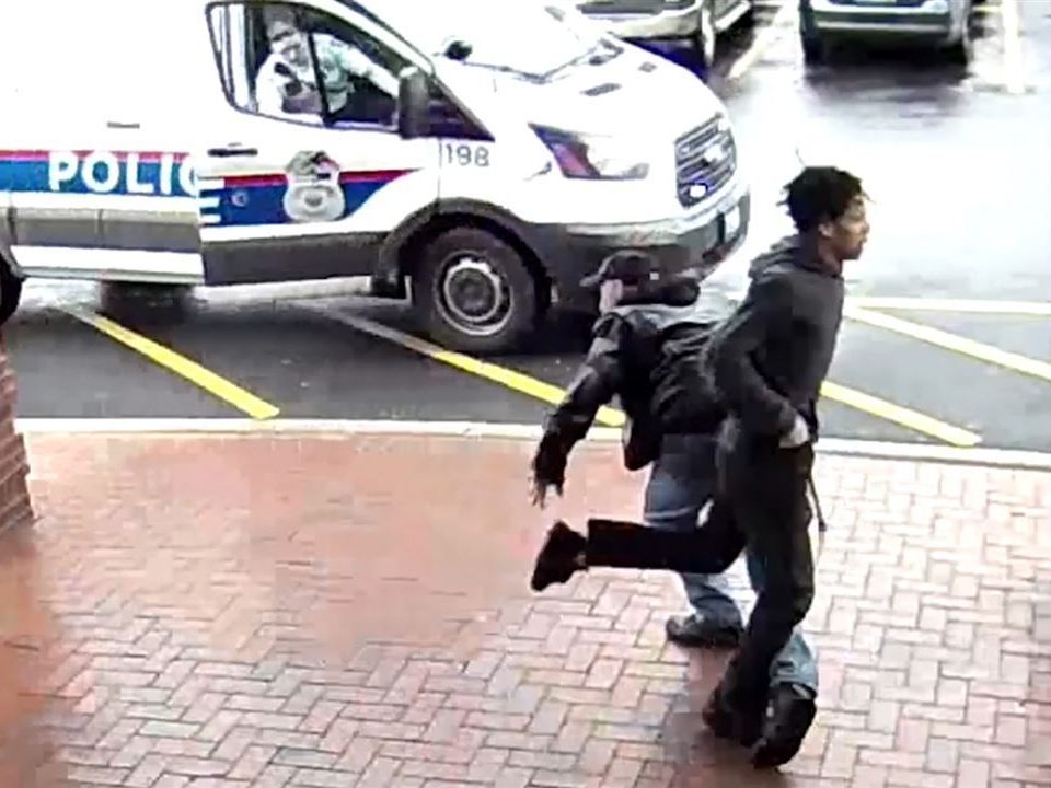 Der Mann stellt dem Flüchtigen ein Bein.