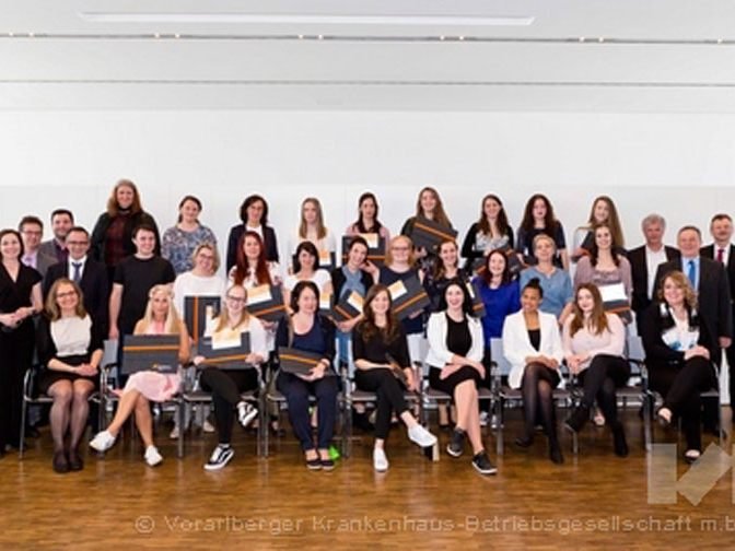 27 erleichterte, strahlende Absolventinnen und Absolventen bei der Abschluss-Feierlichkeit „Pflegeassistenz“