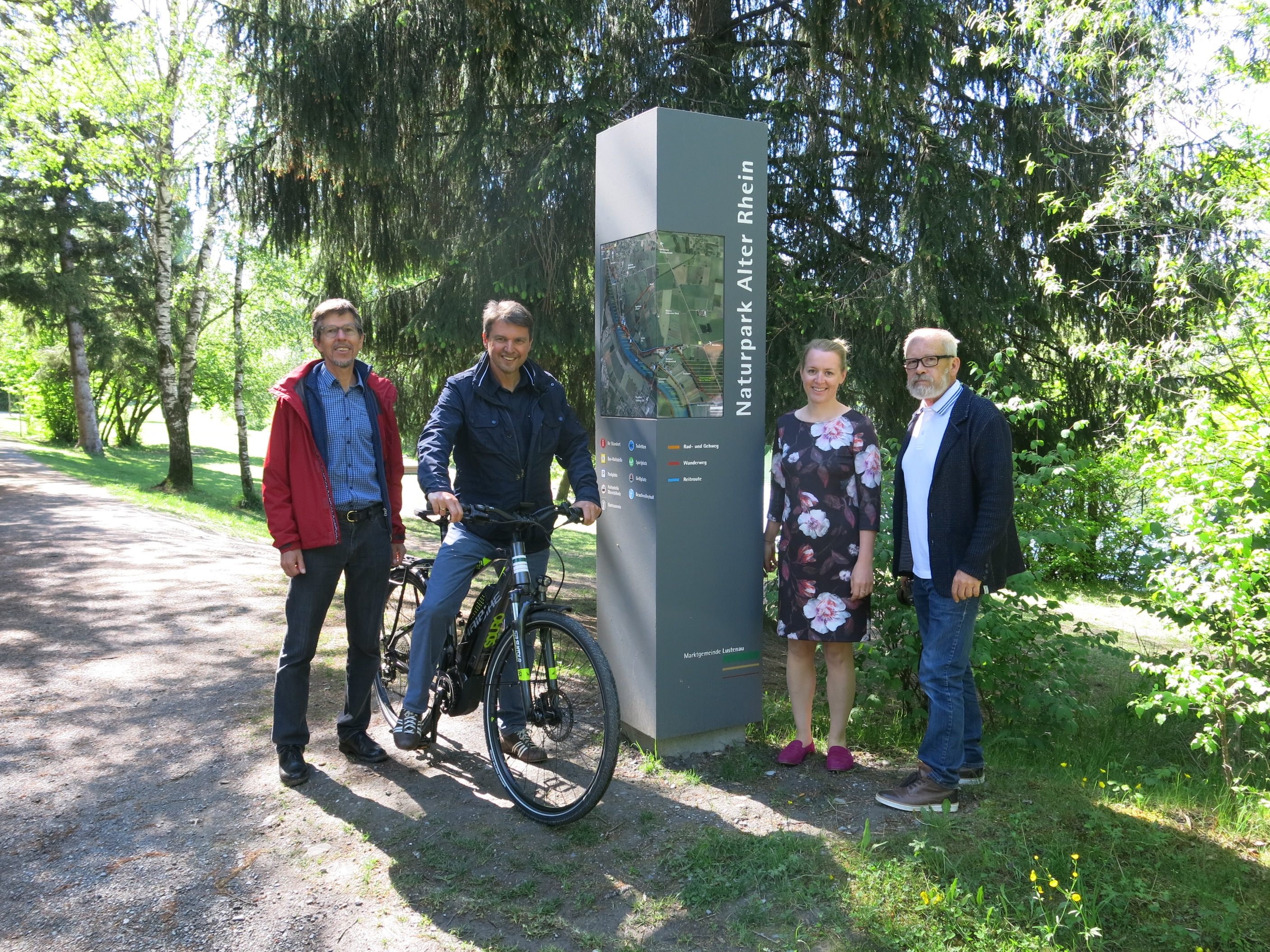 Rudi Alge, Leiter der Umweltabteilung, Bürgermeister Kurt Fischer, Umweltreferentin Christine Bösch-Vetter und Grafiker Roland Schuster machten einen Lokalaugenschein vom frisch fertiggestellten Infosystems im Naturpark Alter Rhein.