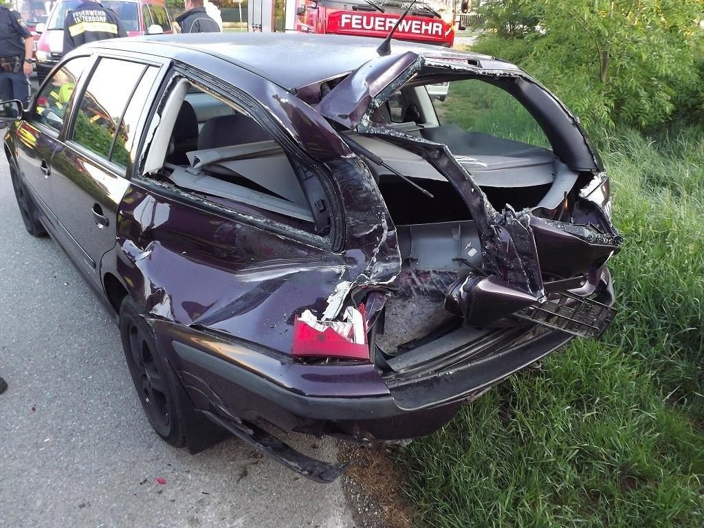 Glücklicherweise wurde der Fahrer des Autos nicht verletzt. Glücklicherweise wurde der Fahrer des Autos nicht verletzt.