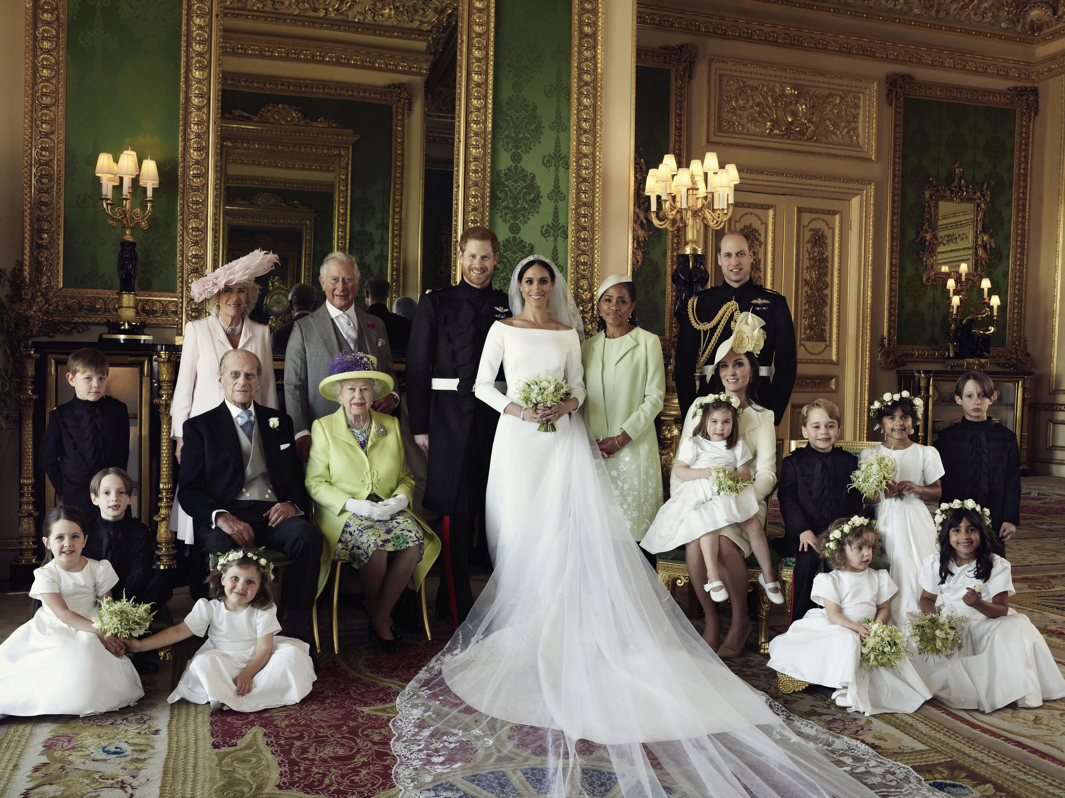 Prinz Harry, Meghan Markle und die royale Familie auf den offiziellen Hochzeitsfotos.