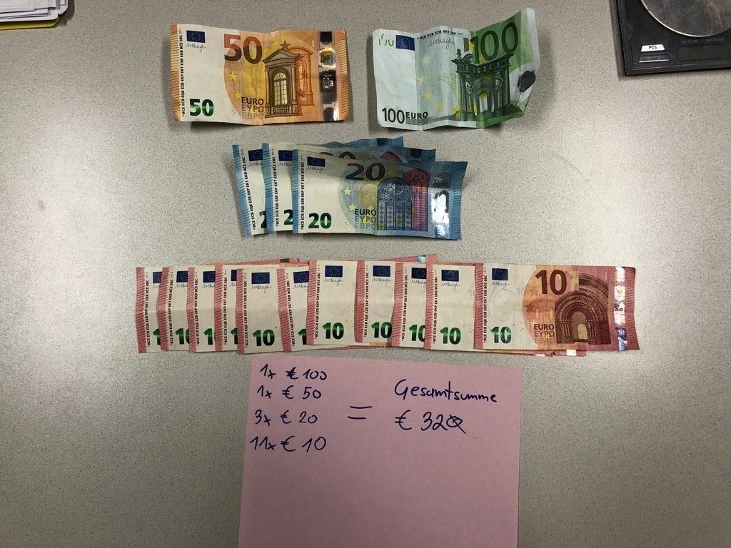Unter anderem konnte Bargeld sicher gestellt werden. Unter anderem konnte Bargeld sicher gestellt werden.