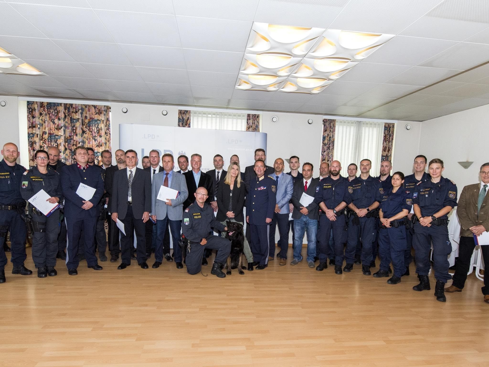 49 Polizisten wurden für ihre Arbeit geehrt. 49 Polizisten wurden für ihre Arbeit geehrt.