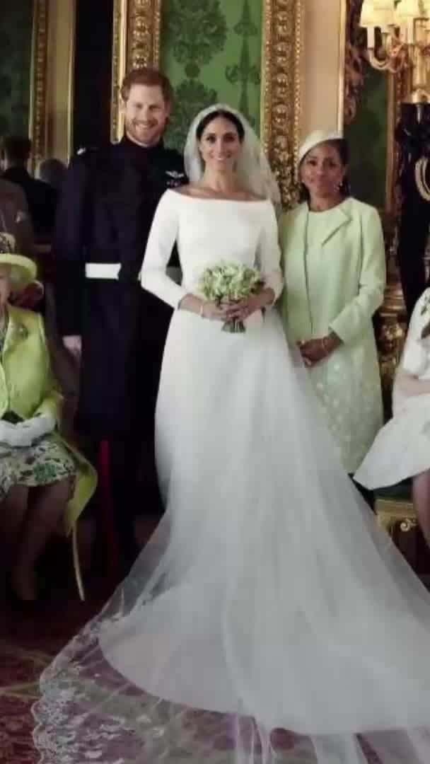 In den offiziellen Hochzeitsfotos von Harry und Meghan versteckt sich eine geheime Botschaft.