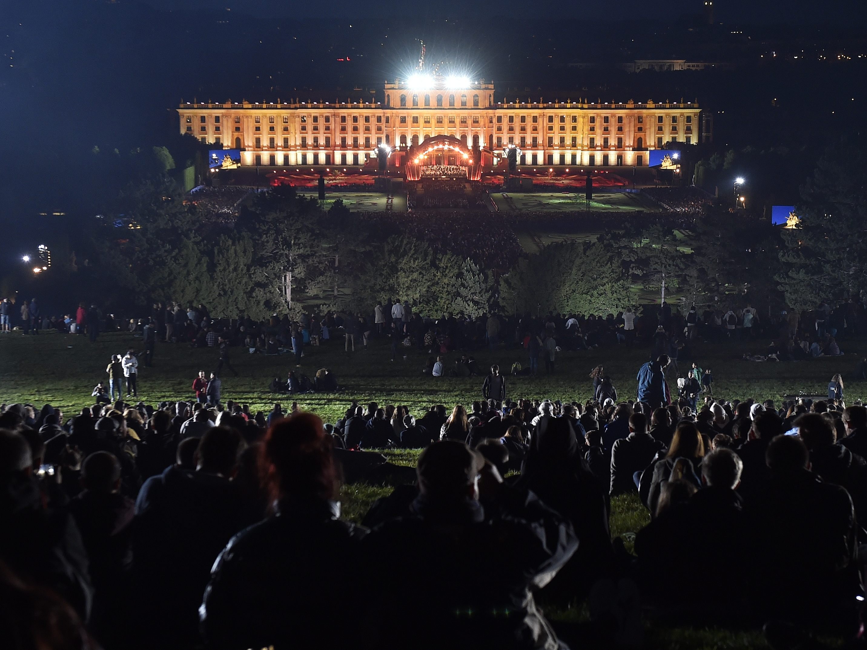 Hier sehen Sie das Wiener Sommernachtskonzert LIVE. Hier sehen Sie das Wiener Sommernachtskonzert LIVE.