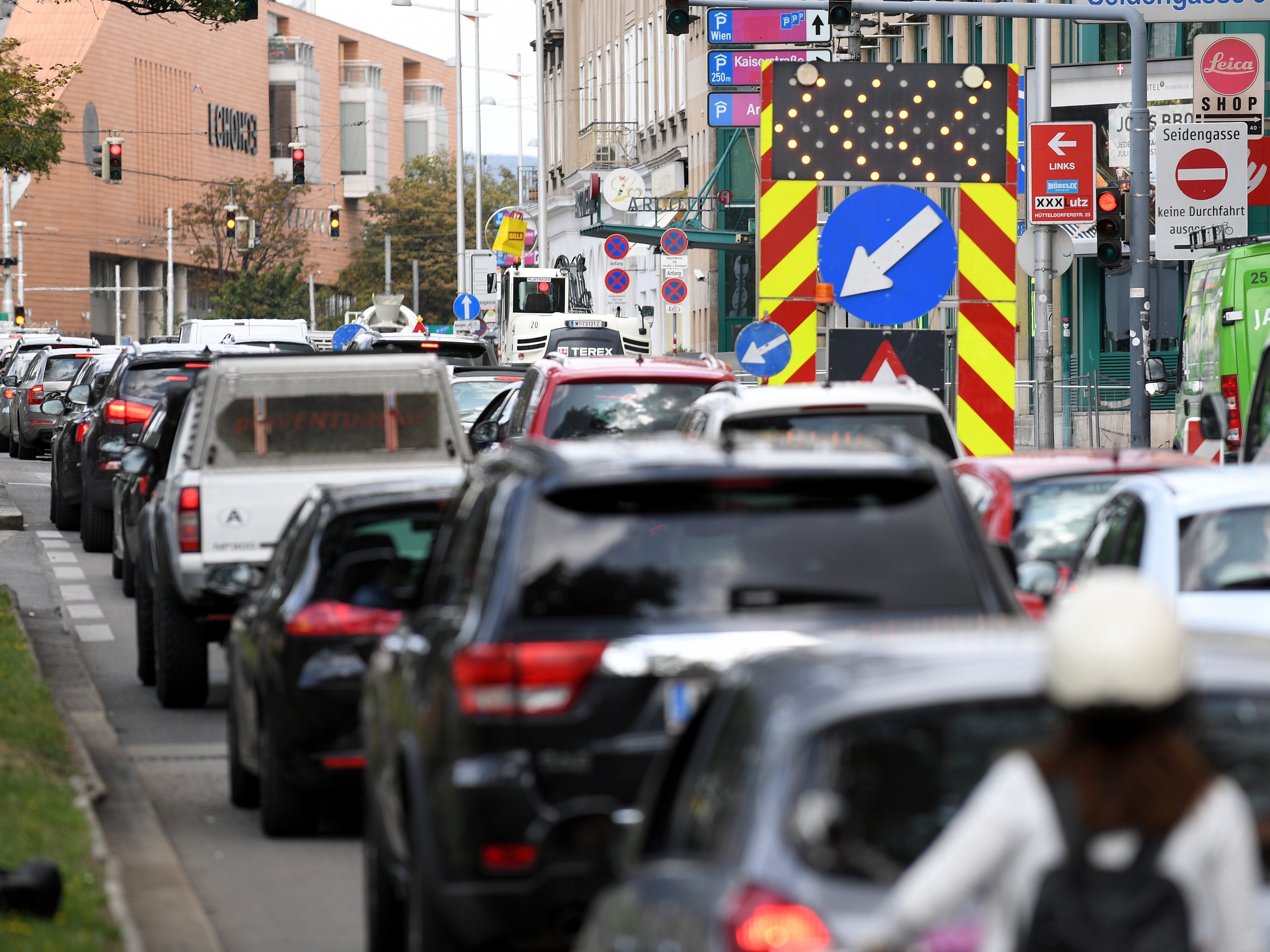 Es wird empfohlen, der Baustelle auf der Brünnerstraße großräumig auszuweichen. Es wird empfohlen, der Baustelle auf der Brünnerstraße großräumig auszuweichen.