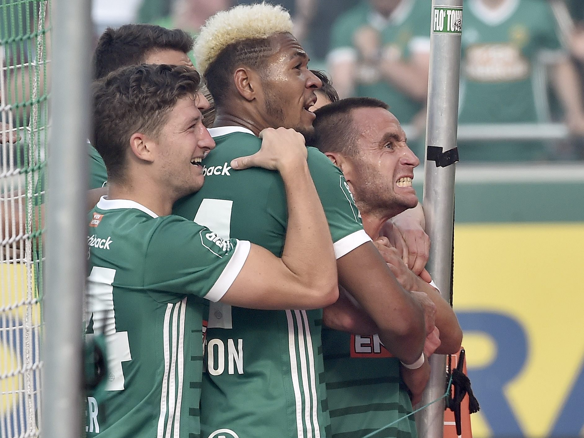 Steffen Hofmann (rechts) schoss in seinem letzten Spiel mit Rapid Wien ein Tor. Steffen Hofmann (rechts) schoss in seinem letzten Spiel mit Rapid Wien ein Tor.