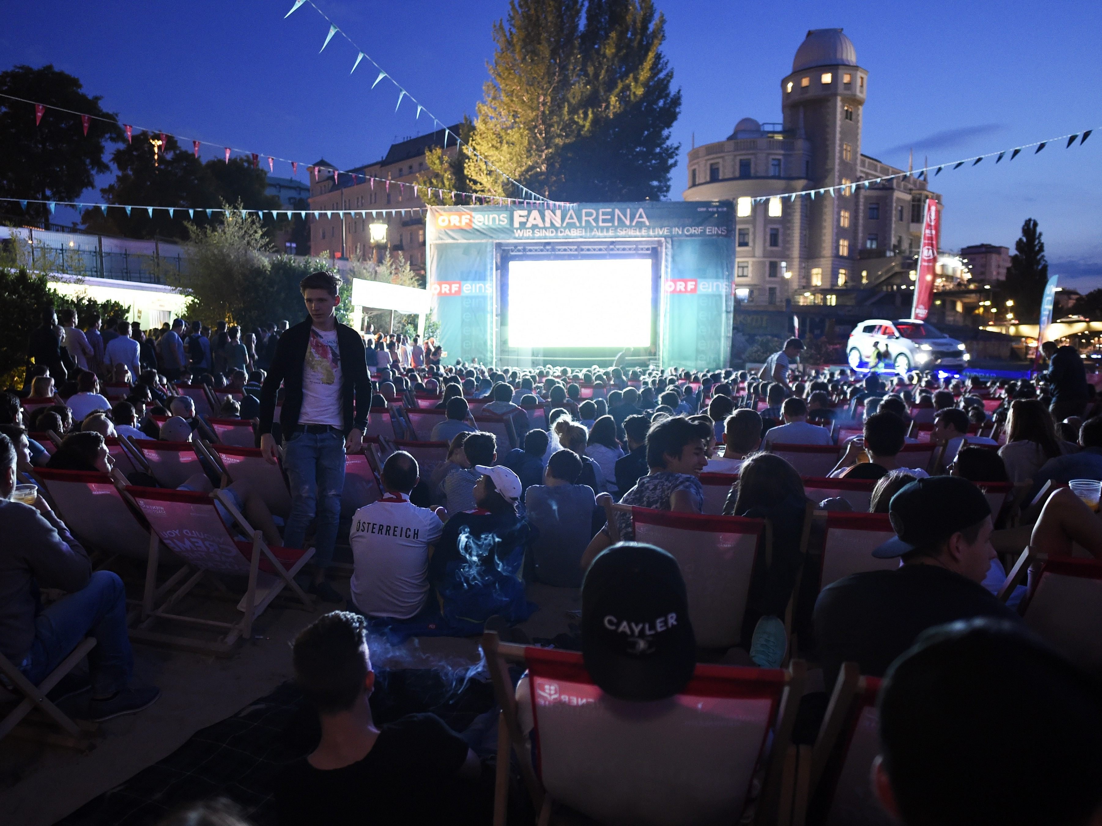 Die Strandbar Herrmann bietet am Samstag ein Public Viewing der Campions League an. Die Strandbar Herrmann bietet am Samstag ein Public Viewing der Campions League an.