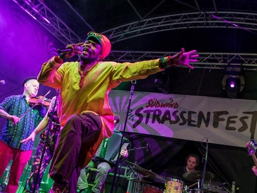 Das Südwind-Straßenfest lockt mit kulinarischen Köstlichkeiten. Das Südwind-Straßenfest lockt mit kulinarischen Köstlichkeiten.
