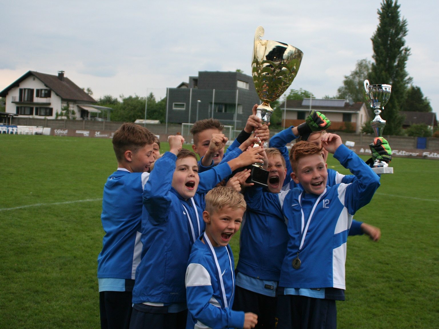 Die Mannschaft des FC Hard freut sich über den U11-Siegerpokal.