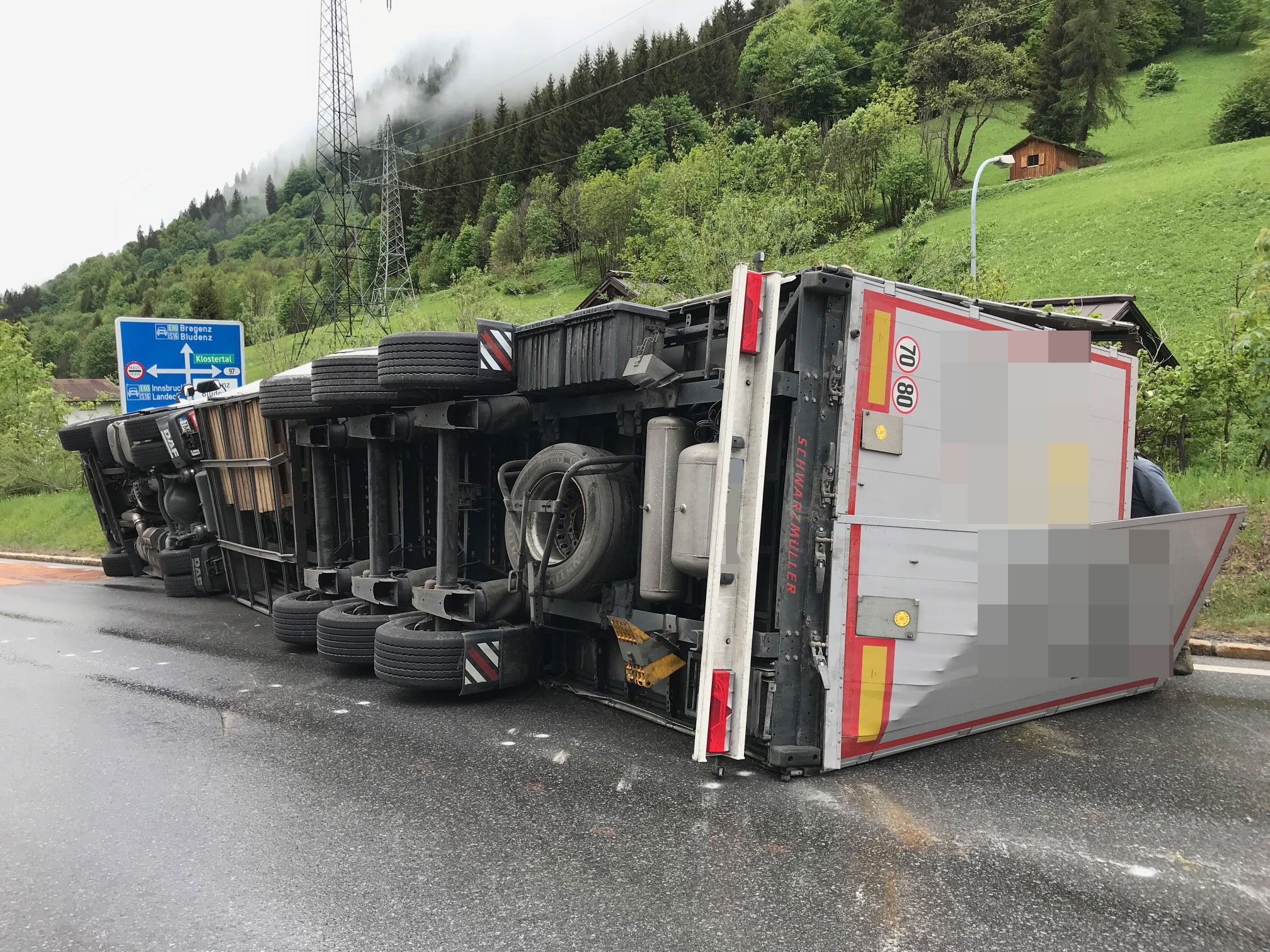 Der Lkw kam ein einer Kurve von der Fahrbahn ab.