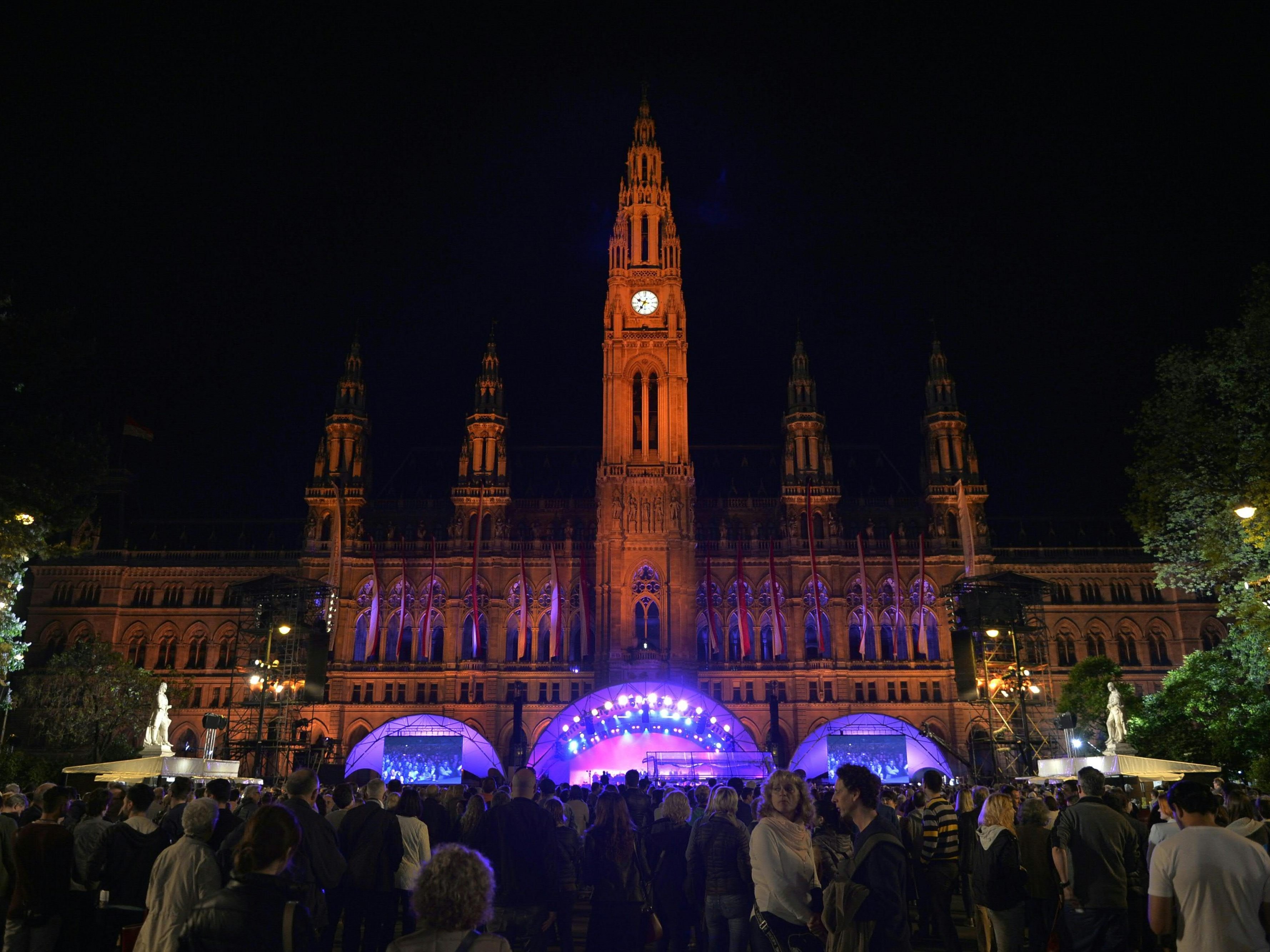 Die Wiener Festwochen eröffnen am Freitag am Rathausplatz.