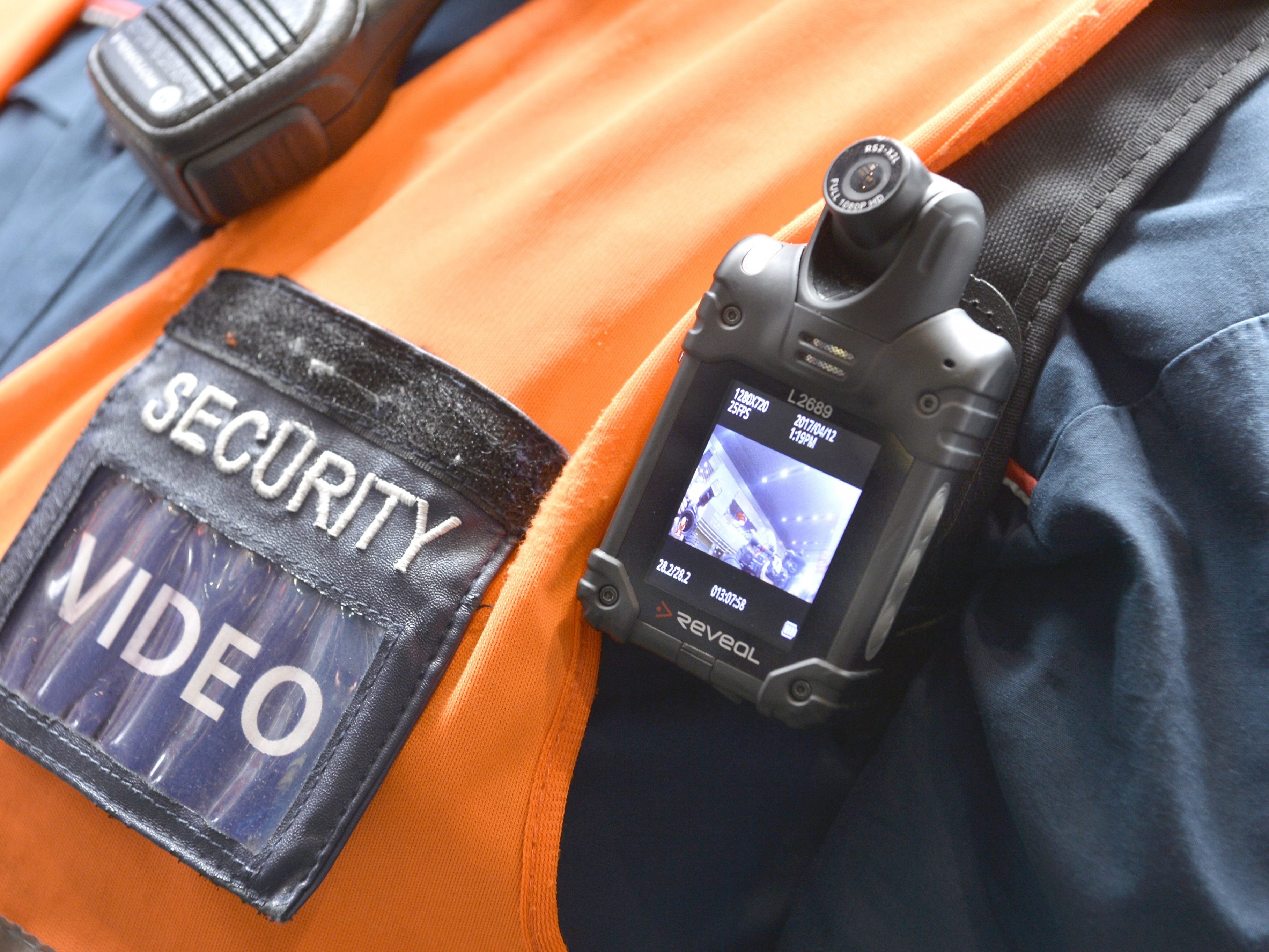 Doe ÖBB haben die Bodycams bereits im Einsatz - die Wiener Linien wollen nachziehen. Doe ÖBB haben die Bodycams bereits im Einsatz - die Wiener Linien wollen nachziehen.