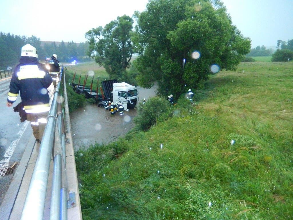 Das Fahrzeug stürzte etwa 3-4 Meter in die Tiefe .