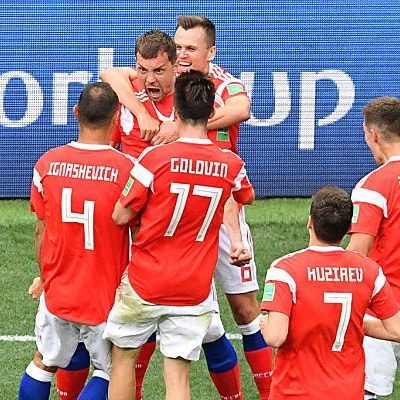 Als erster durften die Kicker des Veranstalterlandes jubeln