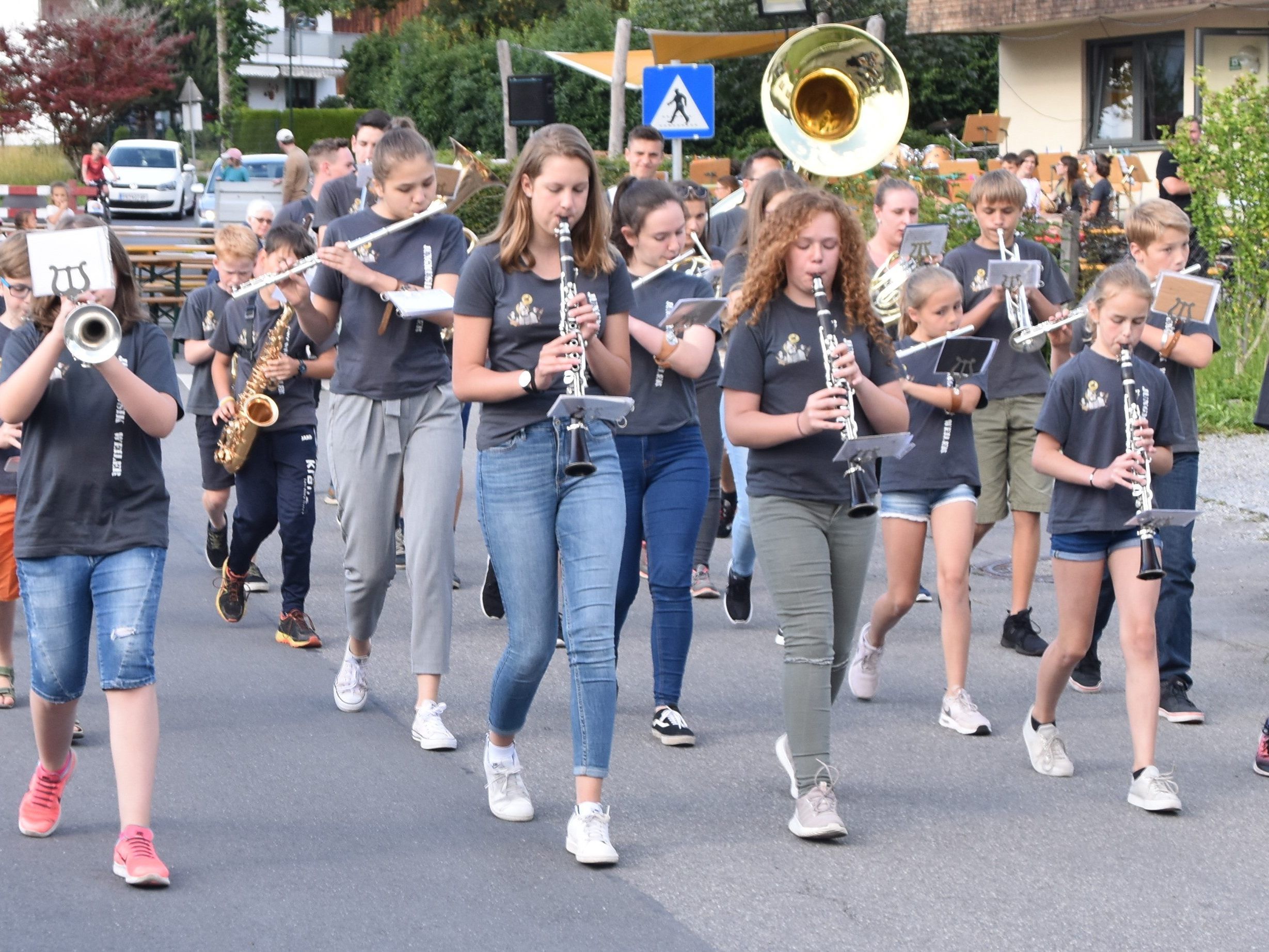 Jungmusik marschierte durchs Dorf und eröffnete den Dämmerschoppen