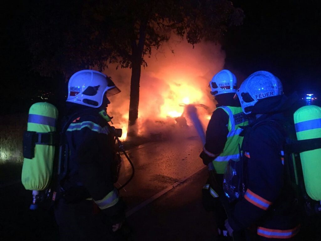 Der verunfallte Mercedes in Wien-Favoriten brannte komplett aus. Der verunfallte Mercedes in Wien-Favoriten brannte komplett aus.