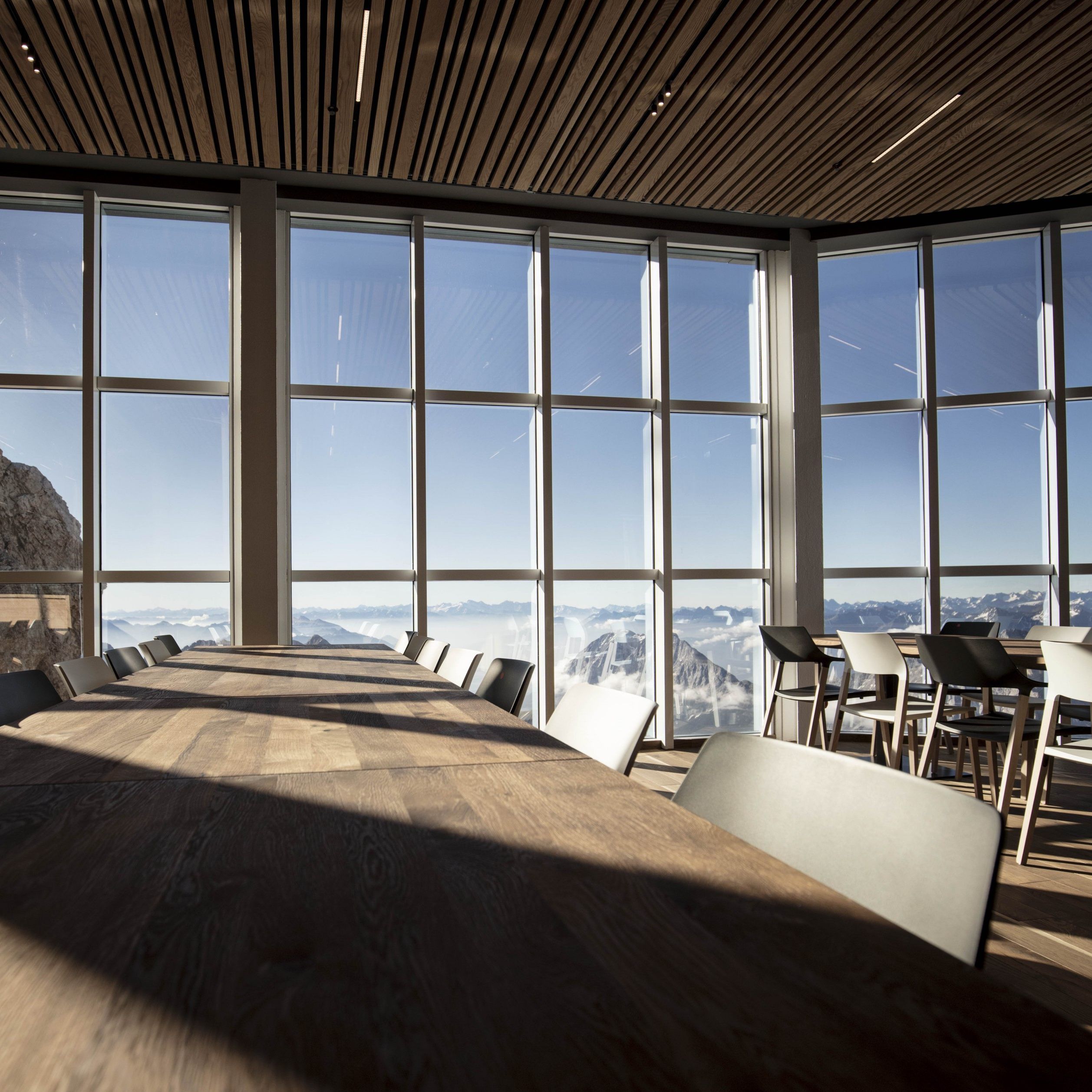 Die Lichtschienen wurden in die abgehängten Decken eingebaut. Die LED-Miniaturstrahler lassen dem Restaurantbetreiber fortan die nötige Flexibilität, die jeweils passende Lichtstimmung zu gestalten.