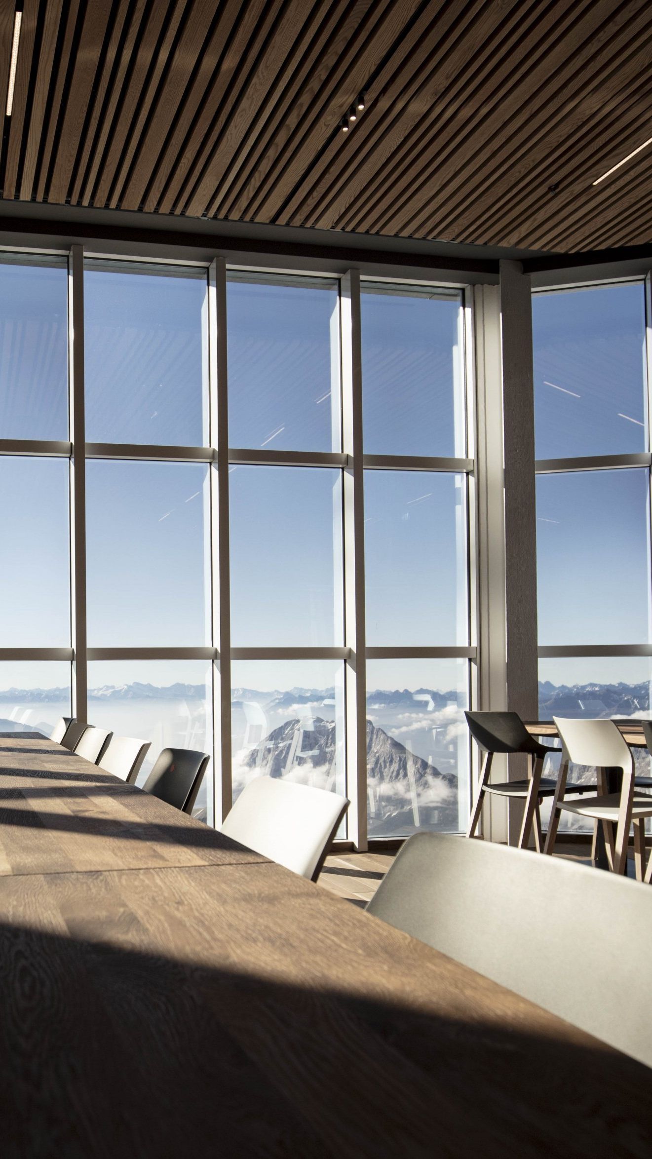 Die Lichtschienen wurden in die abgehängten Decken eingebaut. Die LED-Miniaturstrahler lassen dem Restaurantbetreiber fortan die nötige Flexibilität, die jeweils passende Lichtstimmung zu gestalten.