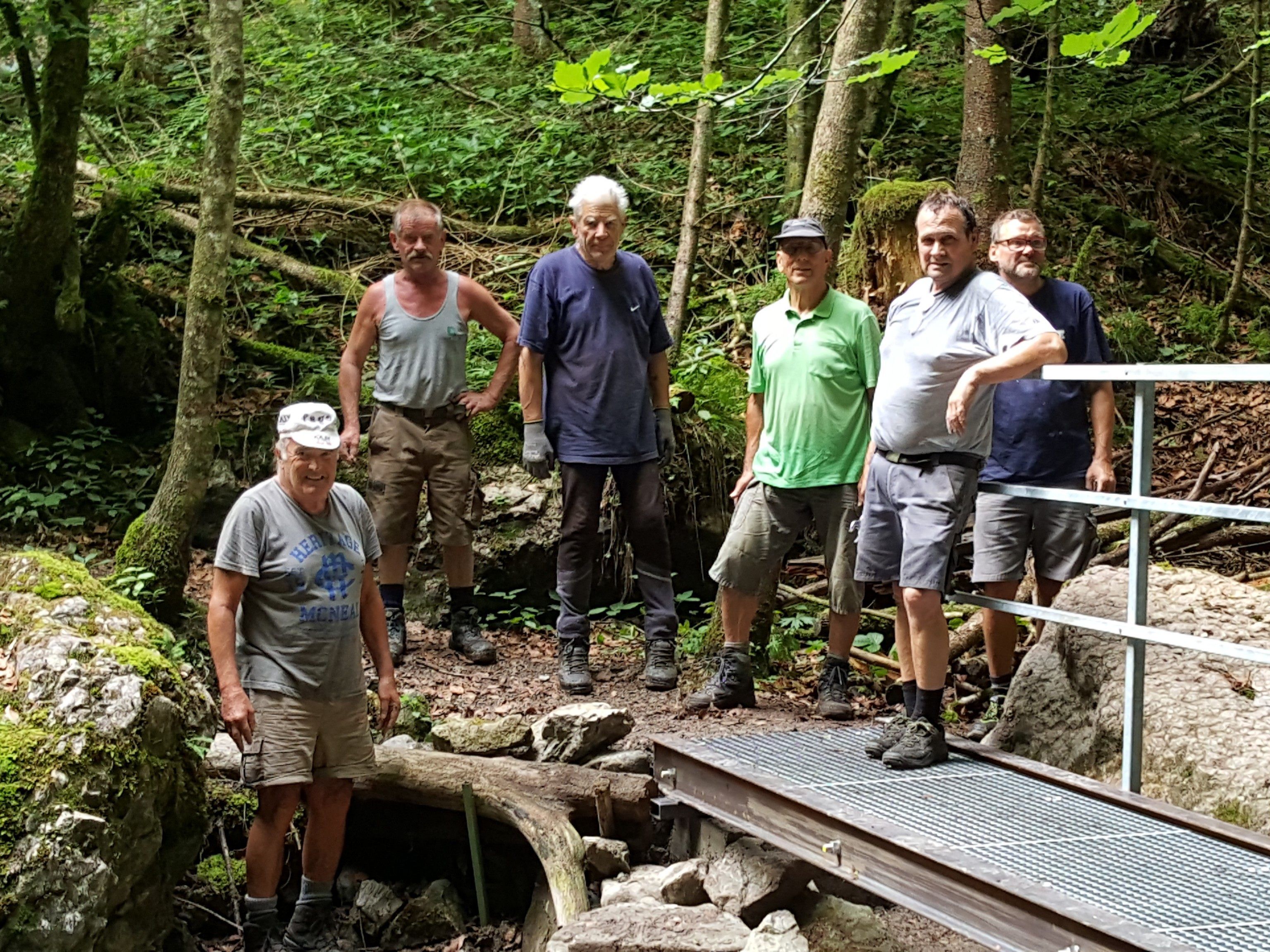 Mit Unterstützung von Ehrenamtlichen und Bauhofmitarbeitern wurde die neue Stahlbrücke in kurzer Zeit aufgebaut.