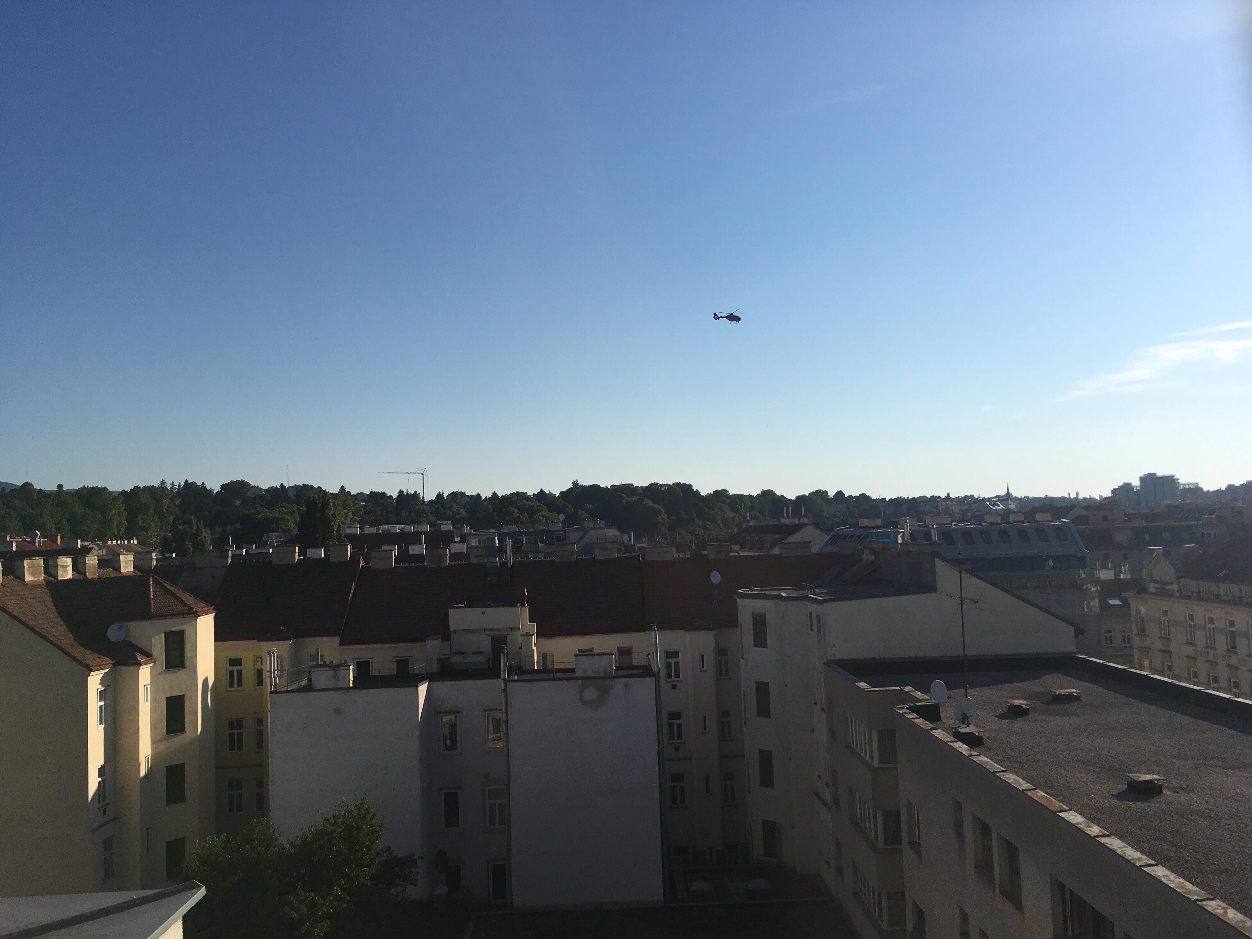 Ein Mann warf Dachziegeln vom Dach eines Wohnhauses in Wien-Hernals.