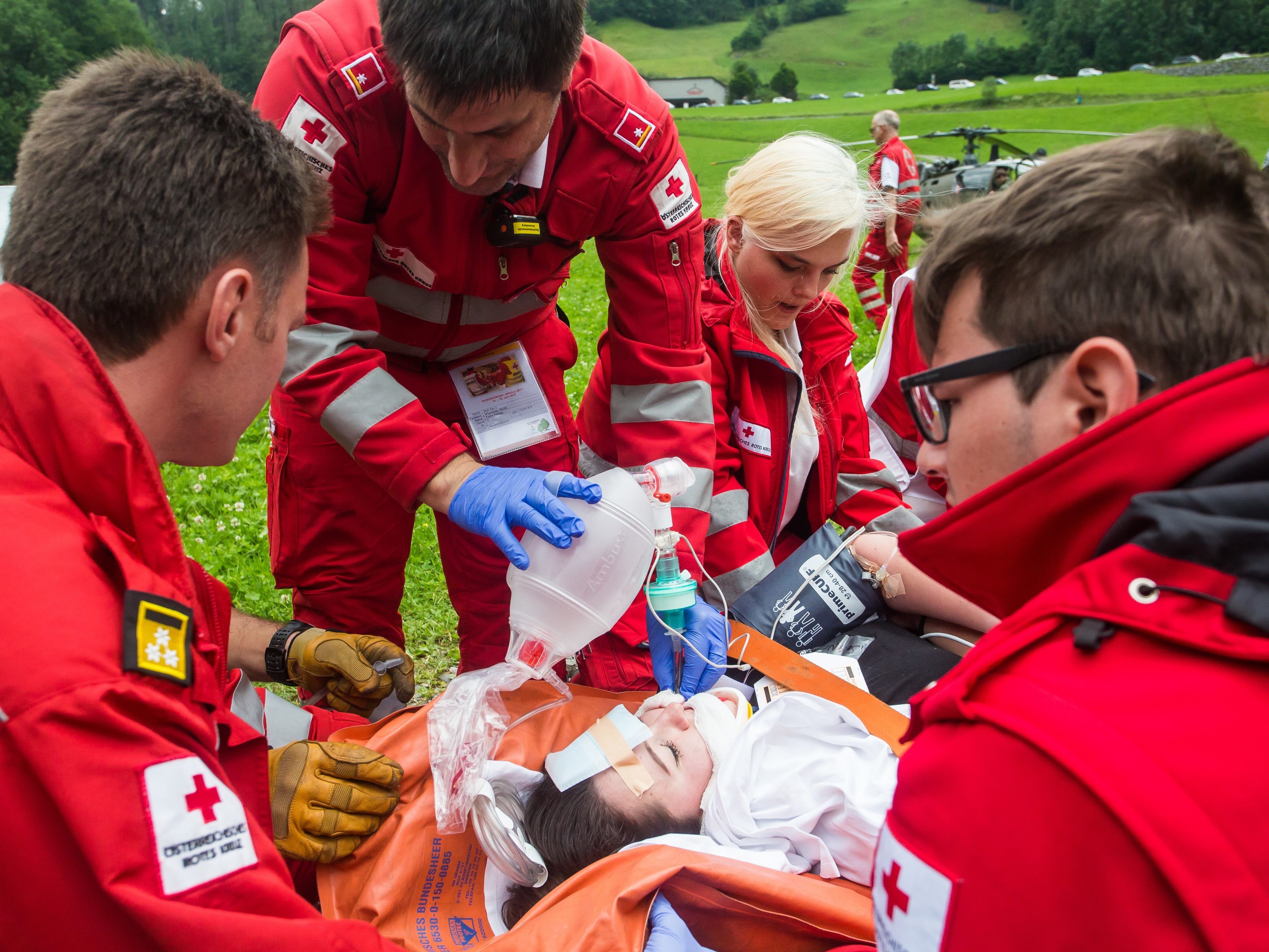 Rund 1.700 Rot-Kreuz-Helferinnen und -Helfer leisten in Vorarlberg jährlich mehr als 500.000 Einsatzstunden. Rund 1.700 Rot-Kreuz-Helferinnen und -Helfer leisten in Vorarlberg jährlich mehr als 500.000 Einsatzstunden.