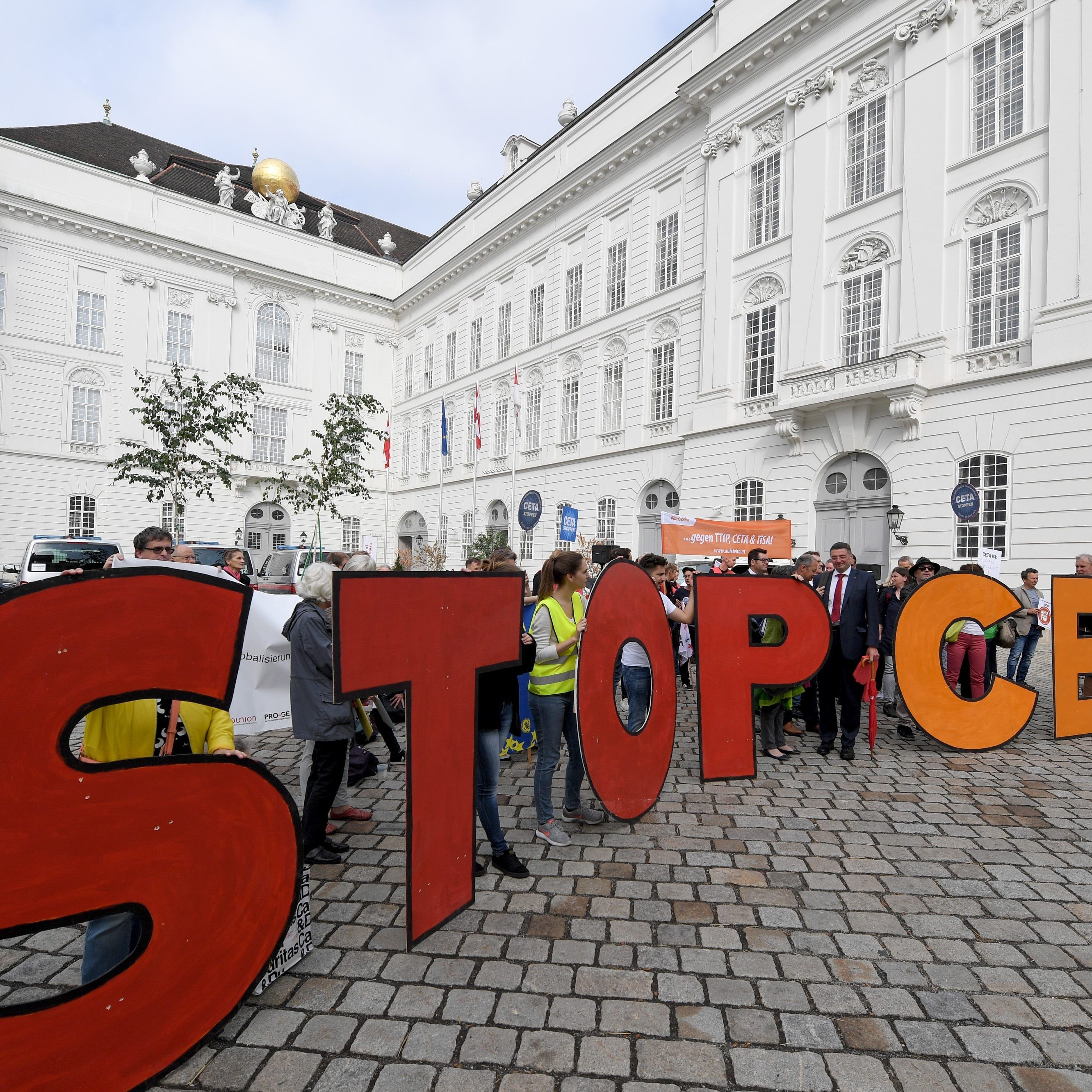 Demonstranten sprechen sich gegen CETA aus.