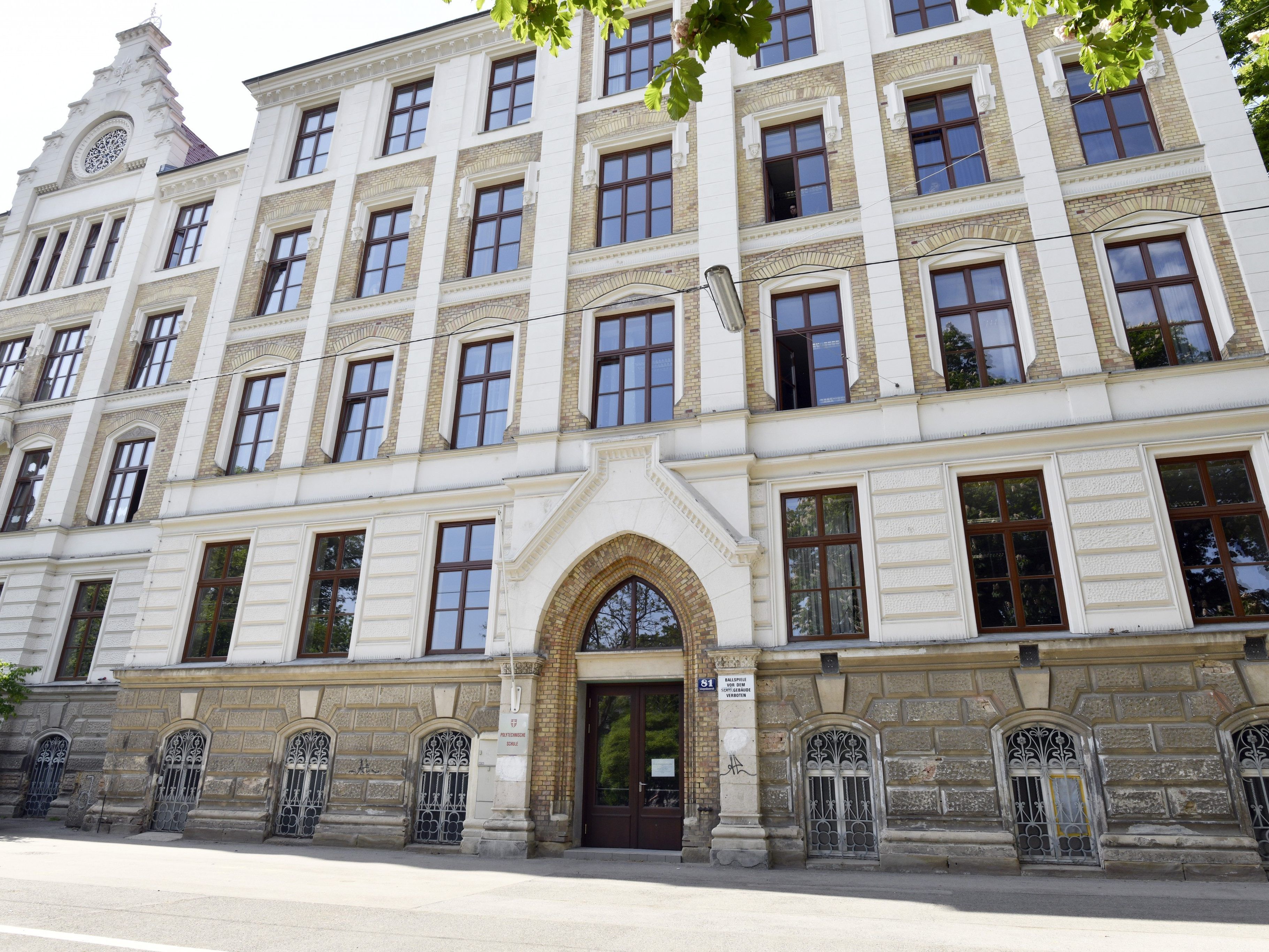 Der 14-Jährige wurde vor einem Polytechnikum in Wien-Währing mit einem Küchenmesser niedergestochen. Der 14-Jährige wurde vor einem Polytechnikum in Wien-Währing mit einem Küchenmesser niedergestochen.