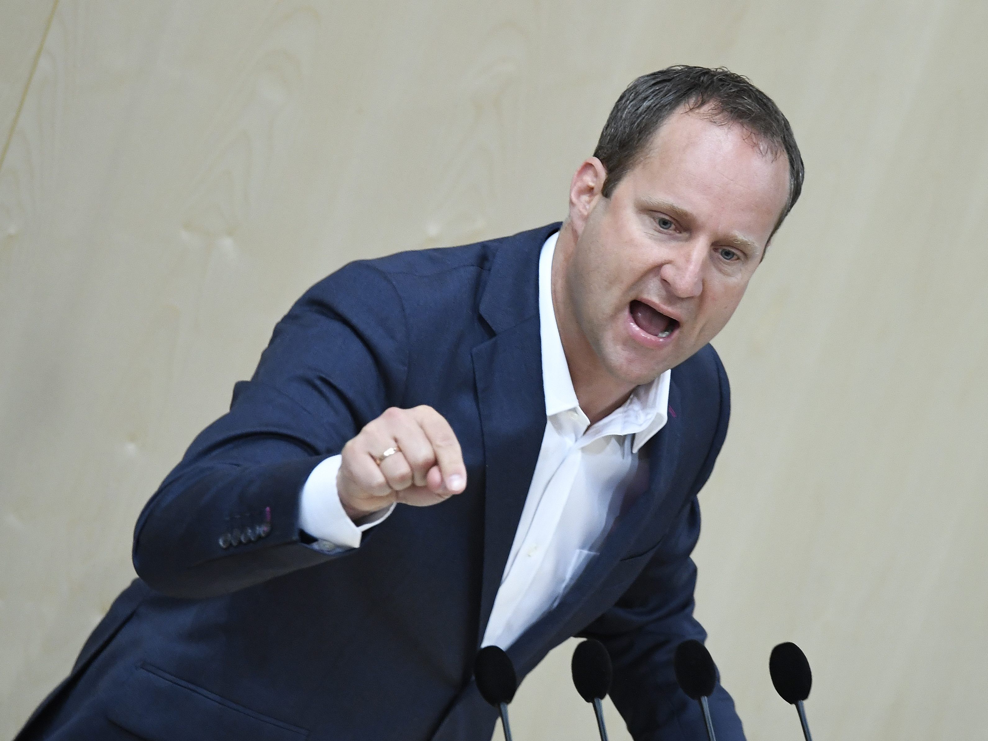 Matthias Strolz warnt davor, sich von der INszenierung durch Bundeskanzler Sebastian Kurz blenden zu lassen. Matthias Strolz warnt davor, sich von der INszenierung durch Bundeskanzler Sebastian Kurz blenden zu lassen.