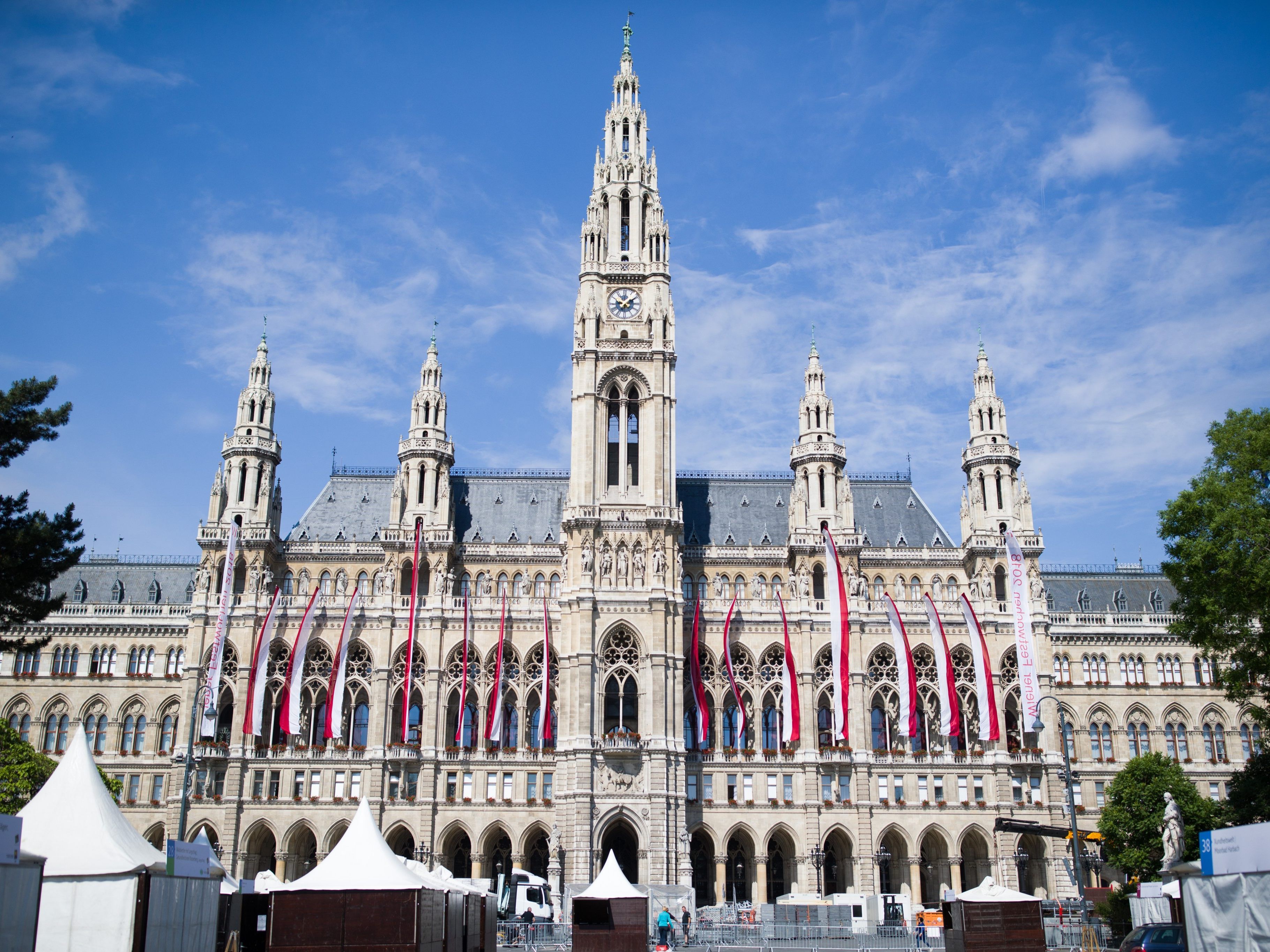 Die Gewinner wurden am Rathaus geehrt. Die Gewinner wurden am Rathaus geehrt.