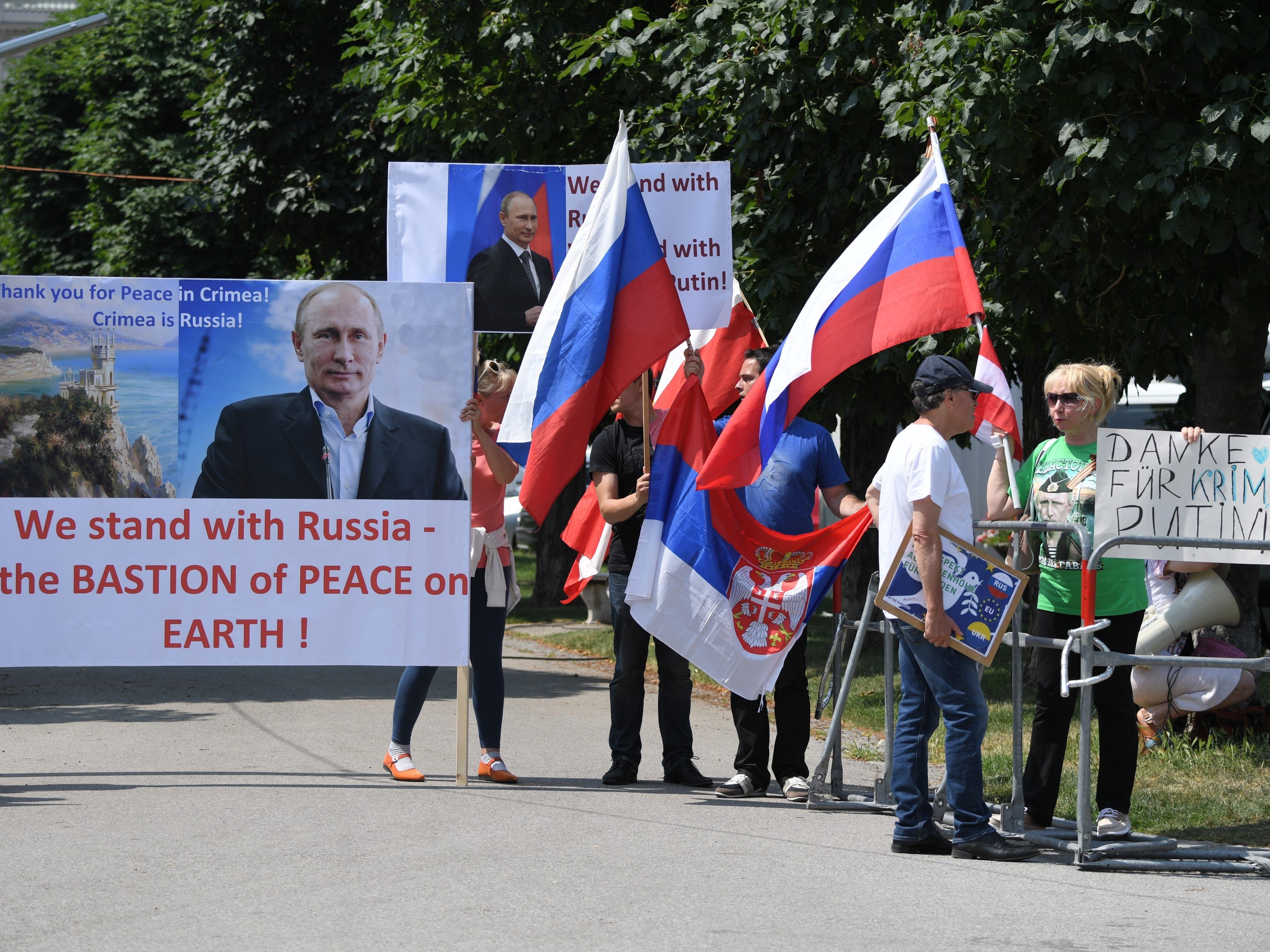 Eine Kundgebung gegen Putin sowie eine Pro-Demo finden statt.