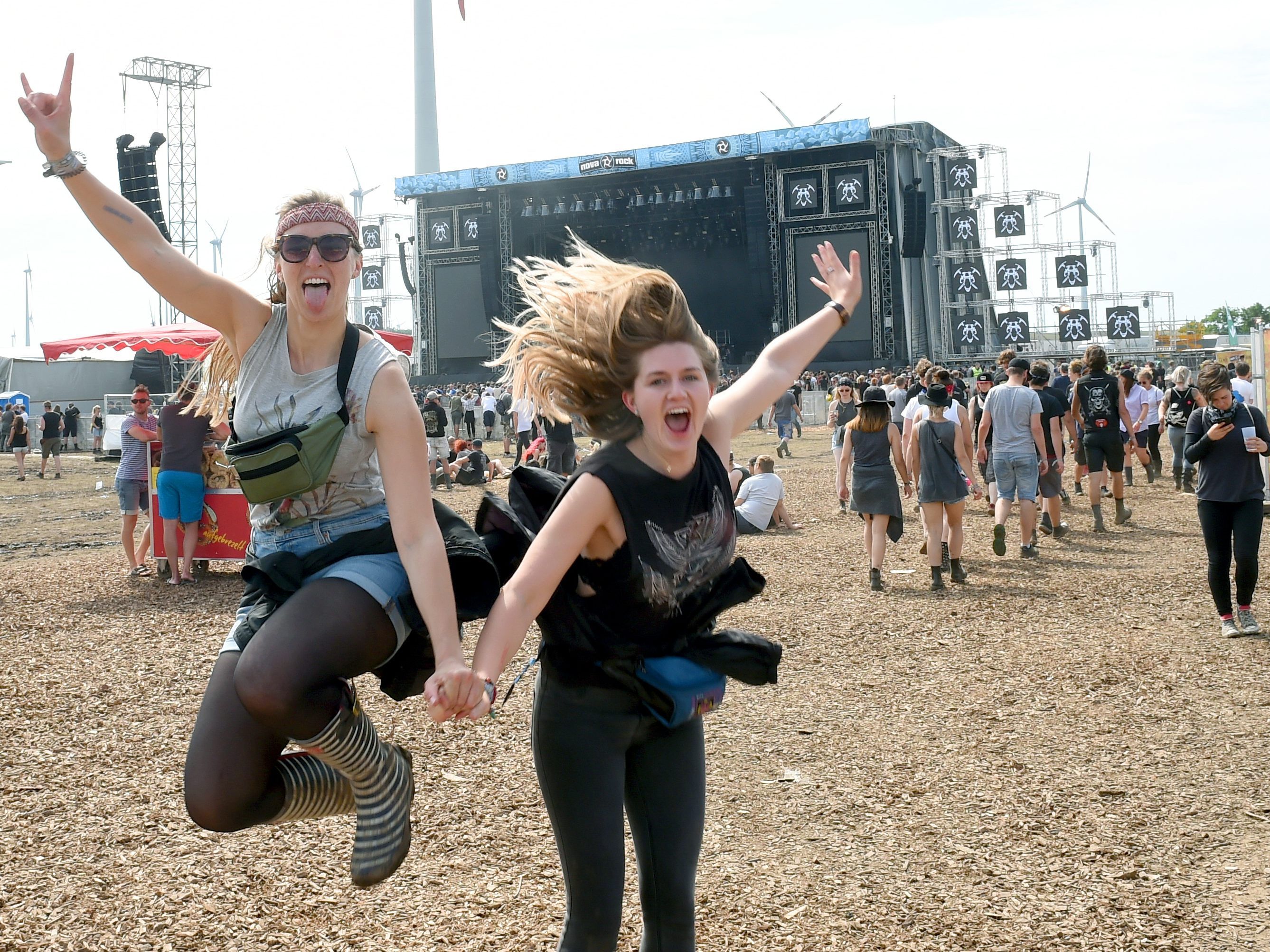 Die Festivalcrowd genoss am zweiten Tag des Nova Rock die Sonnenstrahlen.