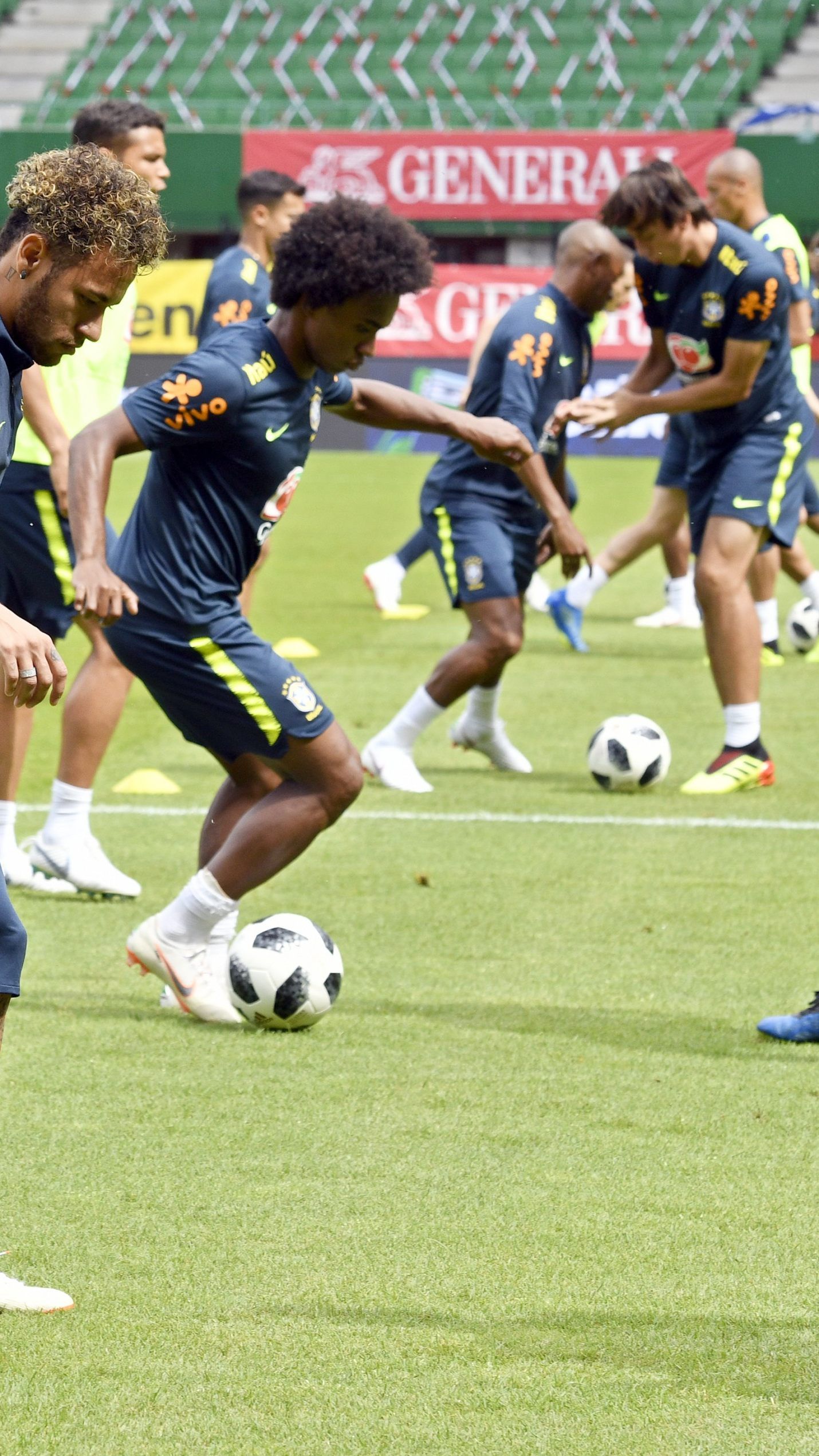 Der Mittelfeldspieler Fred fällt wegen einer Verletzung aus.