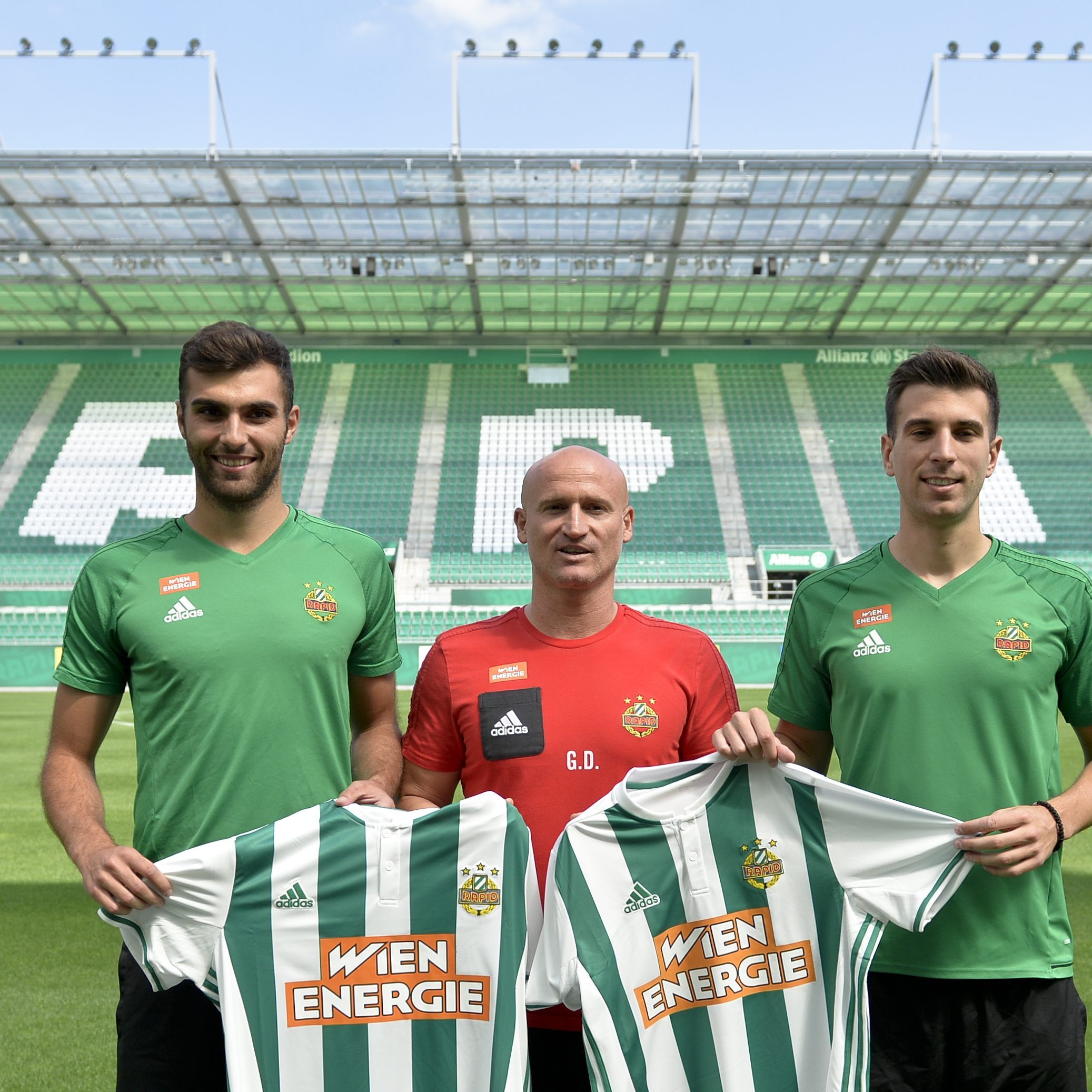 Die neuen Rapid-Wien-Spieler mit Trainer Djuricin.