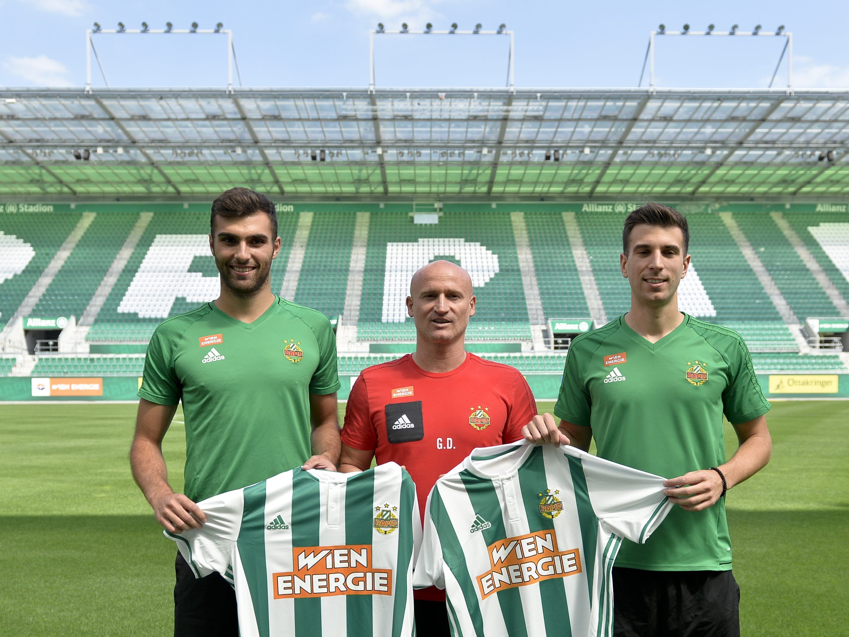 Die neuen Rapid-Wien-Spieler mit Trainer Djuricin.