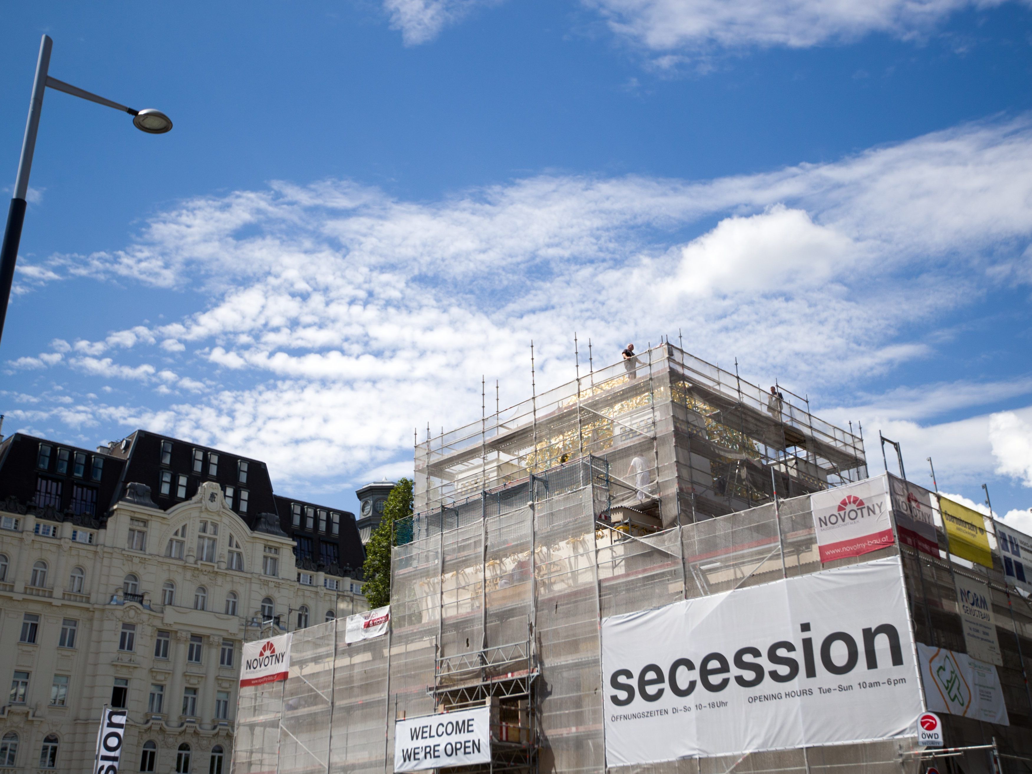 Das Gerüst an der Vorderseite und an den beiden Seitenteilen wird abgenommen. Das Gerüst an der Vorderseite und an den beiden Seitenteilen wird abgenommen.