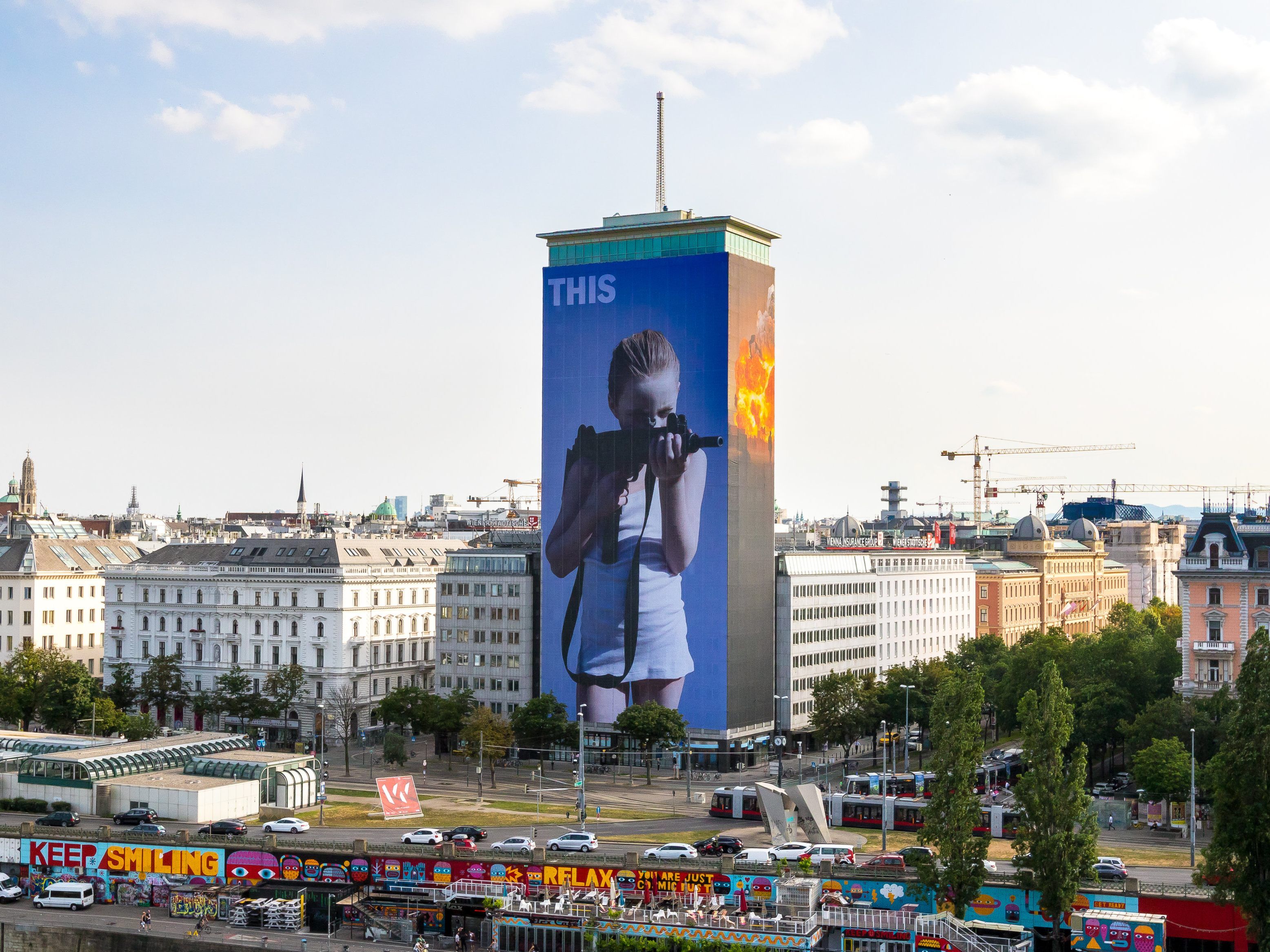 Die neue Ringturm-Verhüllung am Wiener Donaukanal sorgt für Diskussionen.