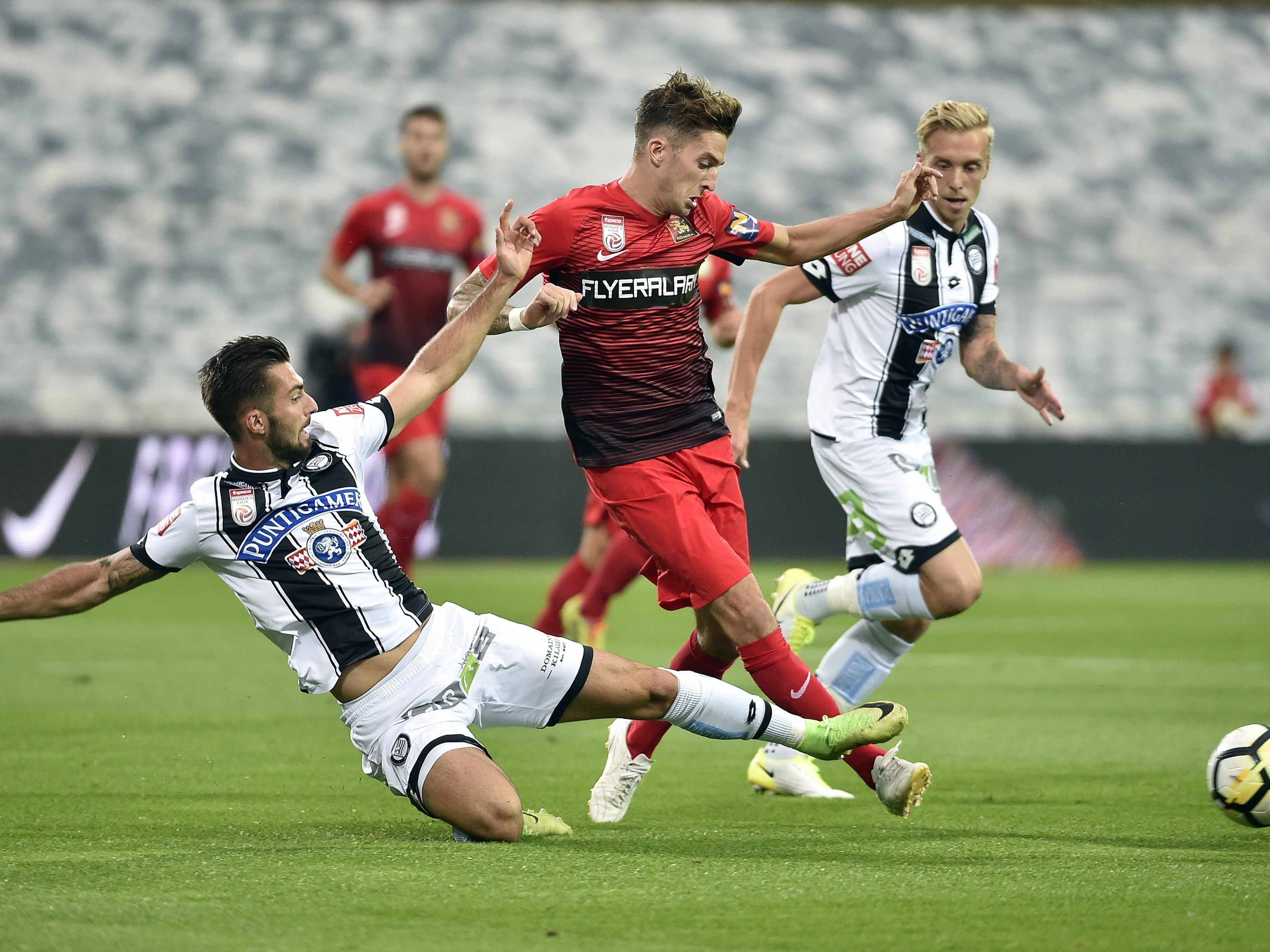 Ex-Admiraner Knasmüllner (Mitte) wurde von Rapid Wien verpflichtet. Ex-Admiraner Knasmüllner (Mitte) wurde von Rapid Wien verpflichtet.