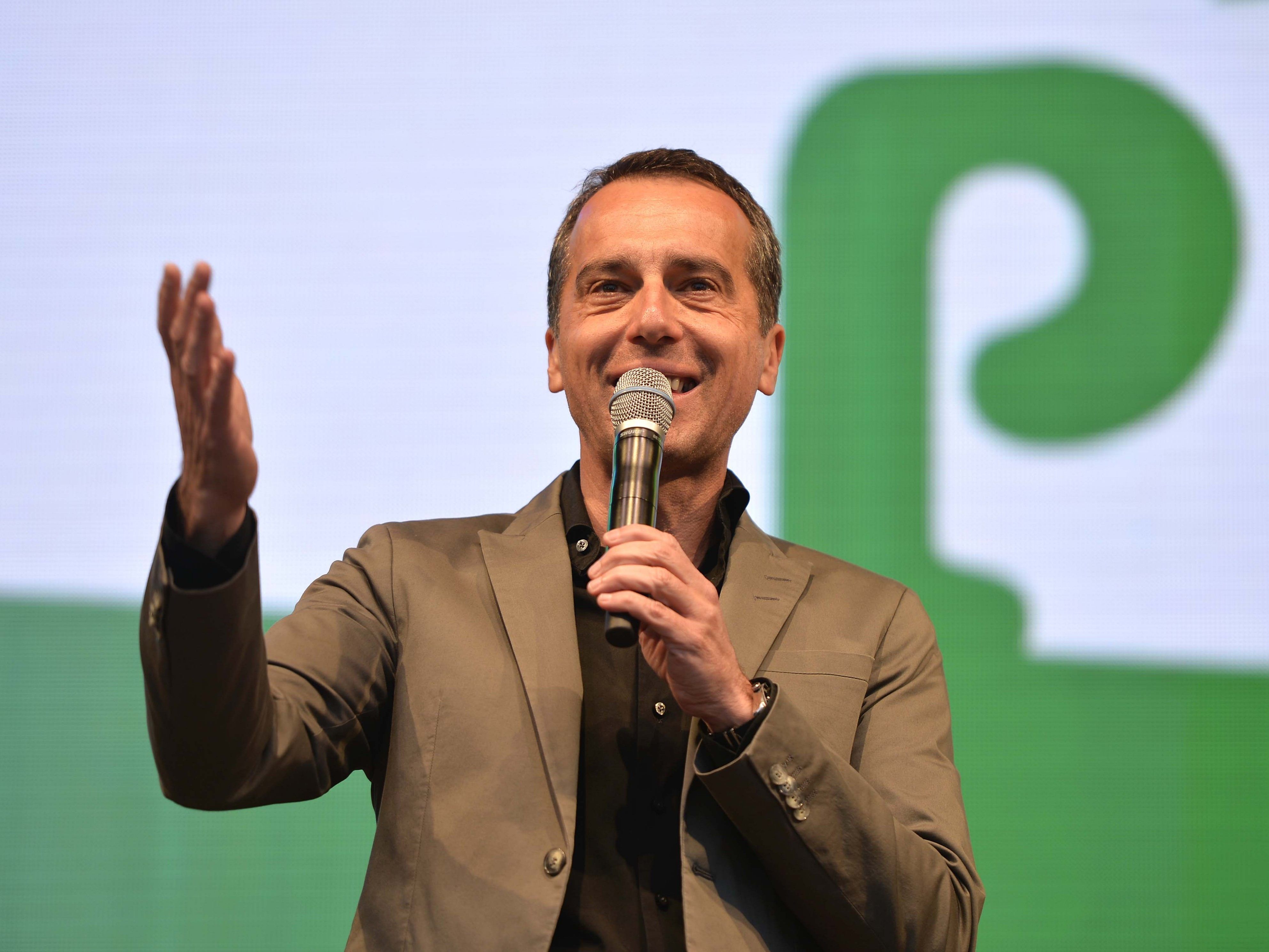 Christian Kern ist ebenfalls auf der Regenbogenparade.
