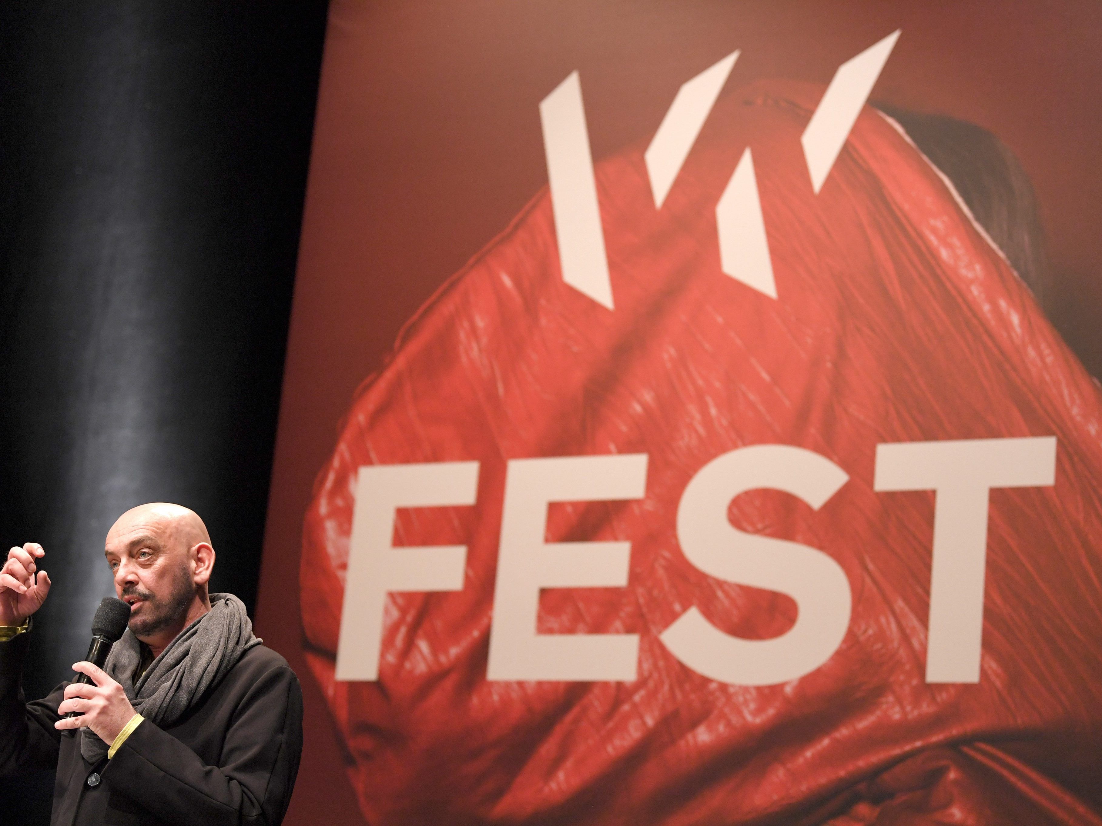 Tomas Zierhofer-Kin steht nach dem Rückzug als Wiener Festwochen Intendant unter Kritik der Zeitungen.