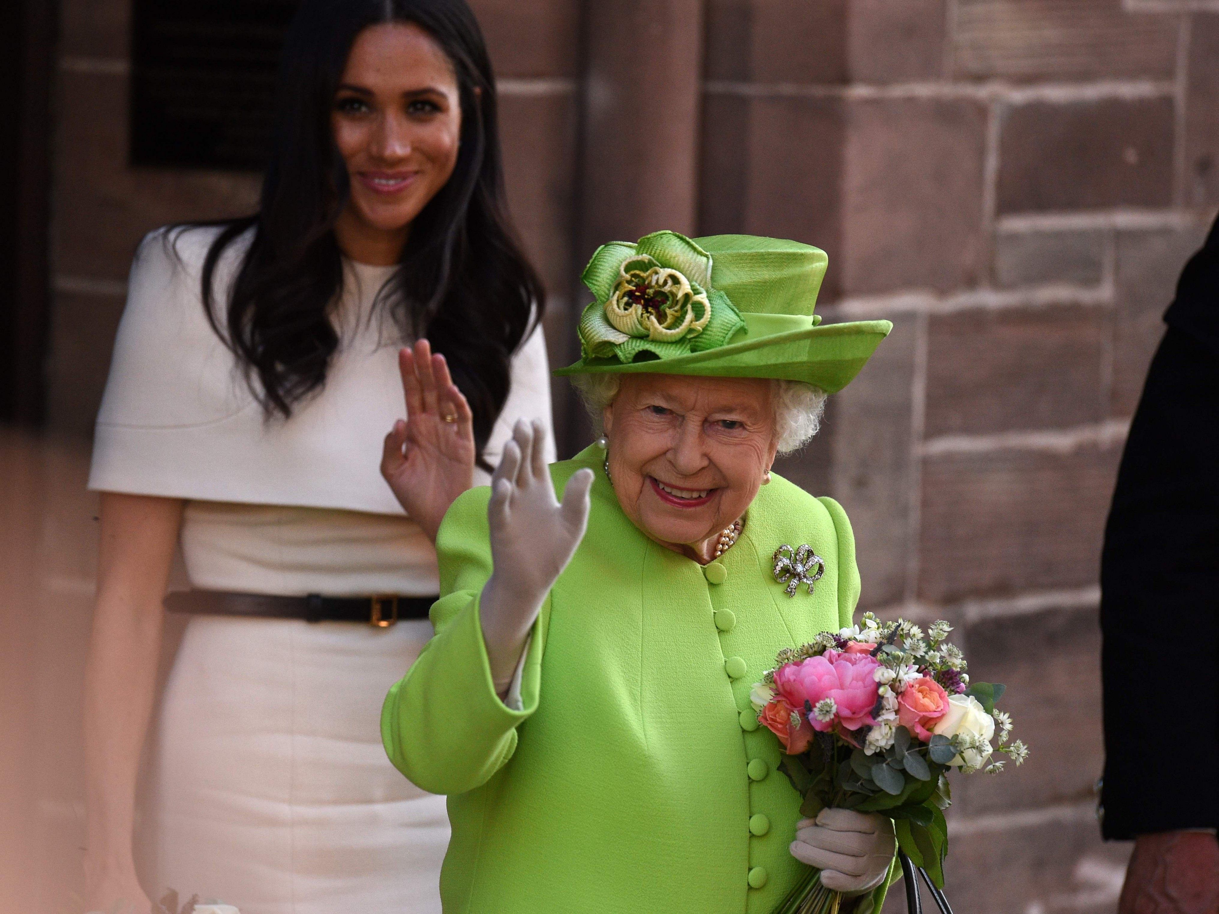 Queen Elizabeth und herzogin Meghan absolvierten ihren ersten gemeinsamen Termin.