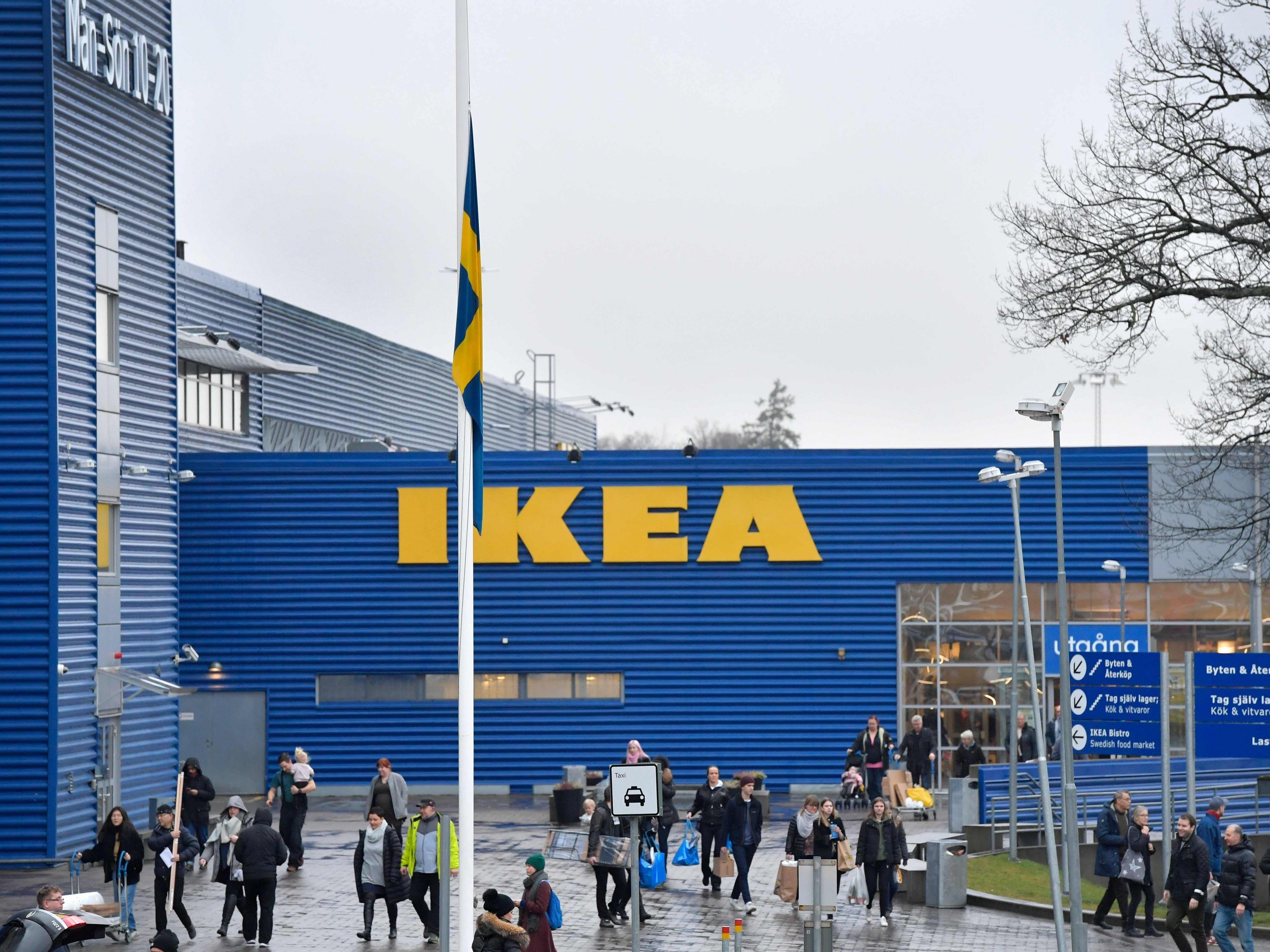 Die Ikea-Vitrine einer Kundin explodierte plötzlich. Die Ikea-Vitrine einer Kundin explodierte plötzlich.